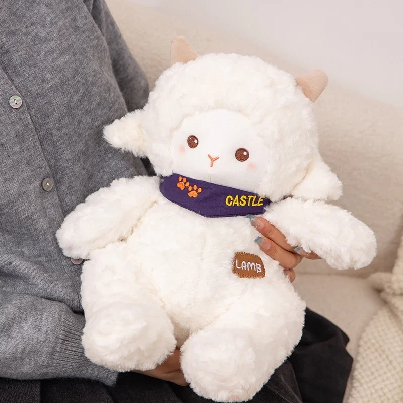 슈퍼 귀여운 만화 앉아있는 양 플러시 장난감 부드럽고 푹신한 아기 양 플러시 인형 스카프 착용 사랑스럽고 부드러운 달래기 인형 어린이용