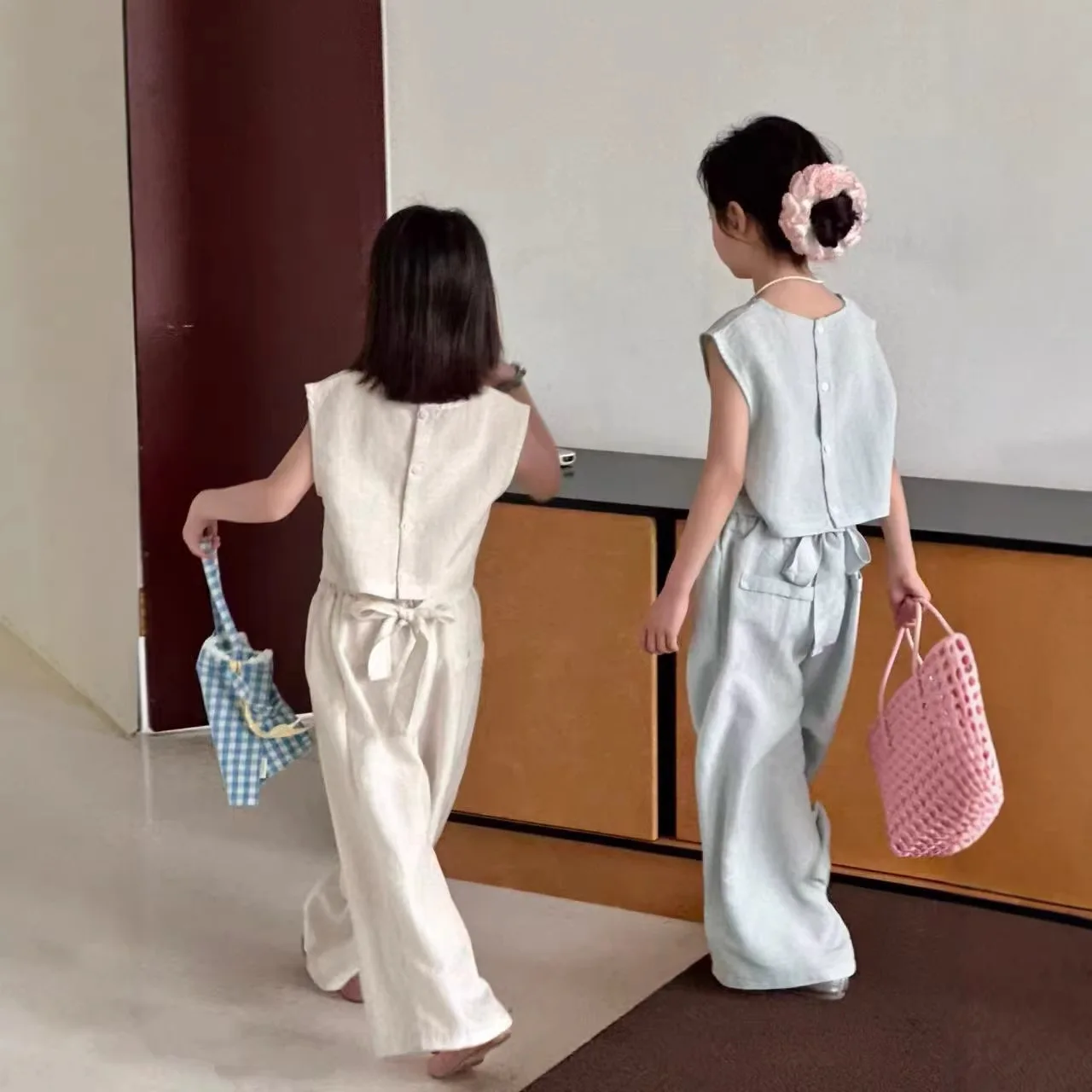 Fashionable Girls' Clothing Sets Simple European and American Style Light Color Sweet Vest + Trousers Summer New Sisters Outfit