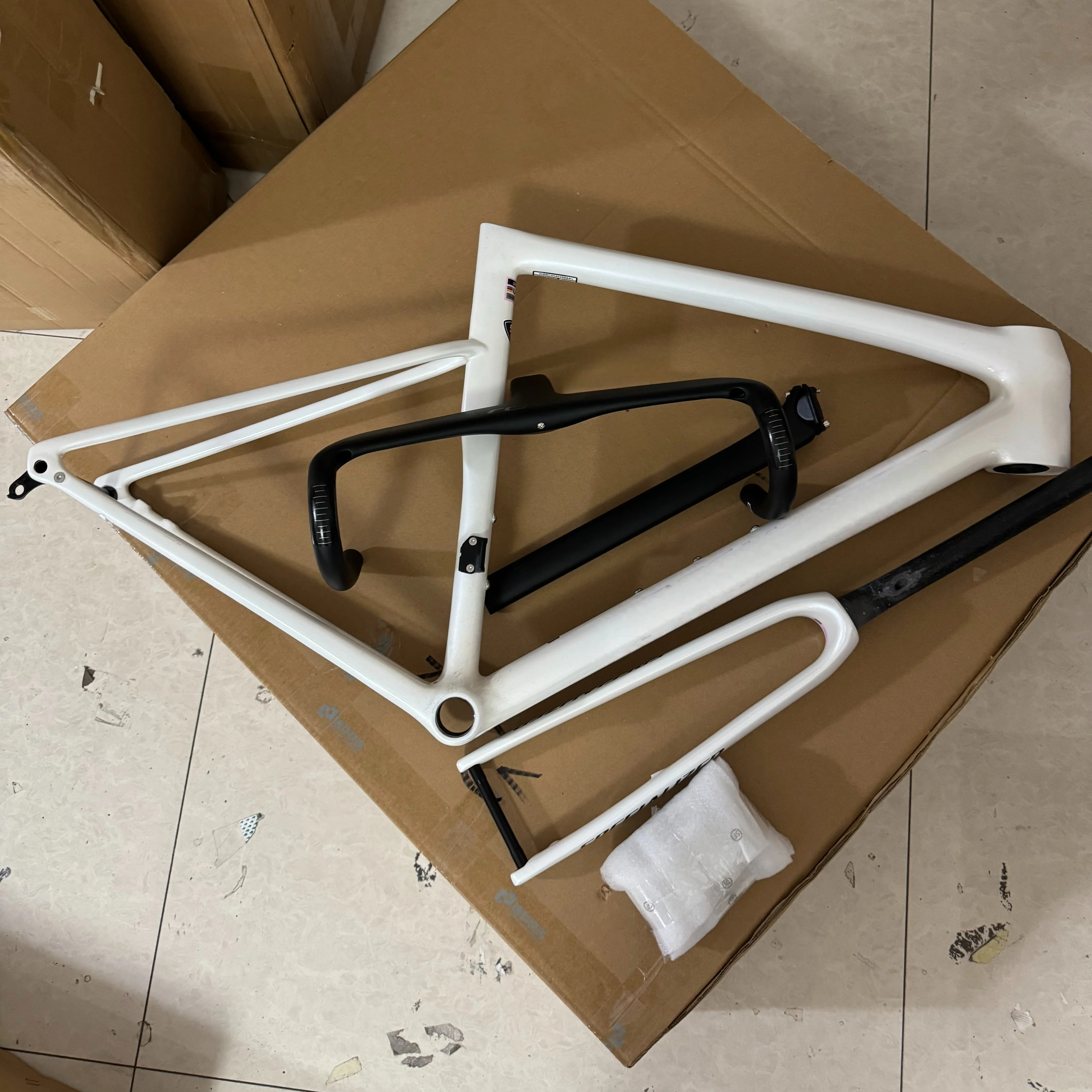 

Fully Hidden Carbon Fiber Road Bike Sl8 Frame Thru-Axle 700C Disc Brake