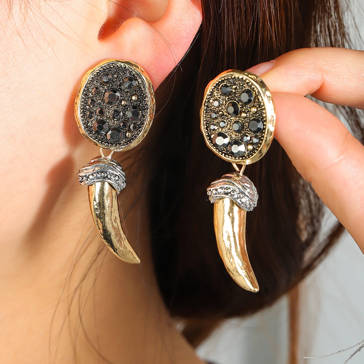 2025 جديد 2 قطعة الاتجاه Vintage النساء مجوهرات معدنية سباركلي القرن أقراط مع الفاخرة حفلة موسيقية اكسسوارات الحفلات سحر فتاة الهدايا