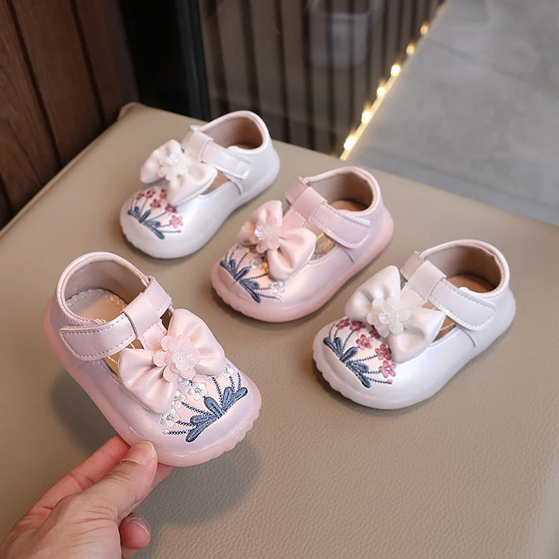 

2024 Spring and Autumn Baby Girls Cute Soft Bottom Flat Cut-Outs Shoes Children Leather Shoes Toddler Casual Walking Shoes