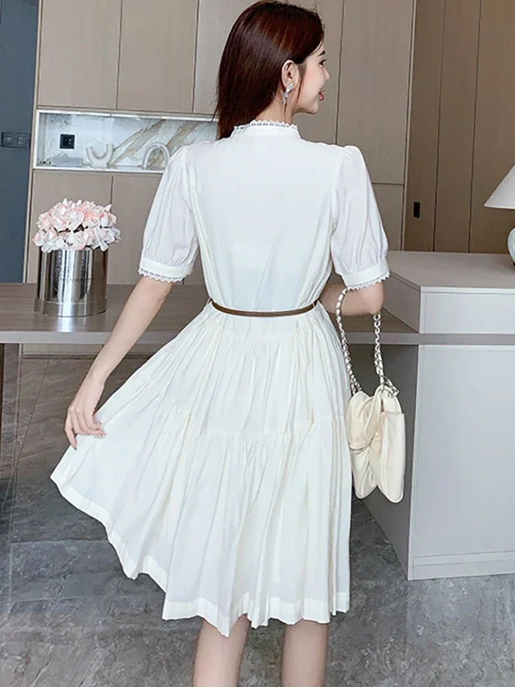 فستان ميدي غير رسمي بأكمام منتفخة من الدانتيل الأبيض الجديد لعام 2025 فستان صيفي أنيق بطيات بأشرطة ضيقة للنساء فستان حفلات كوري أنيق