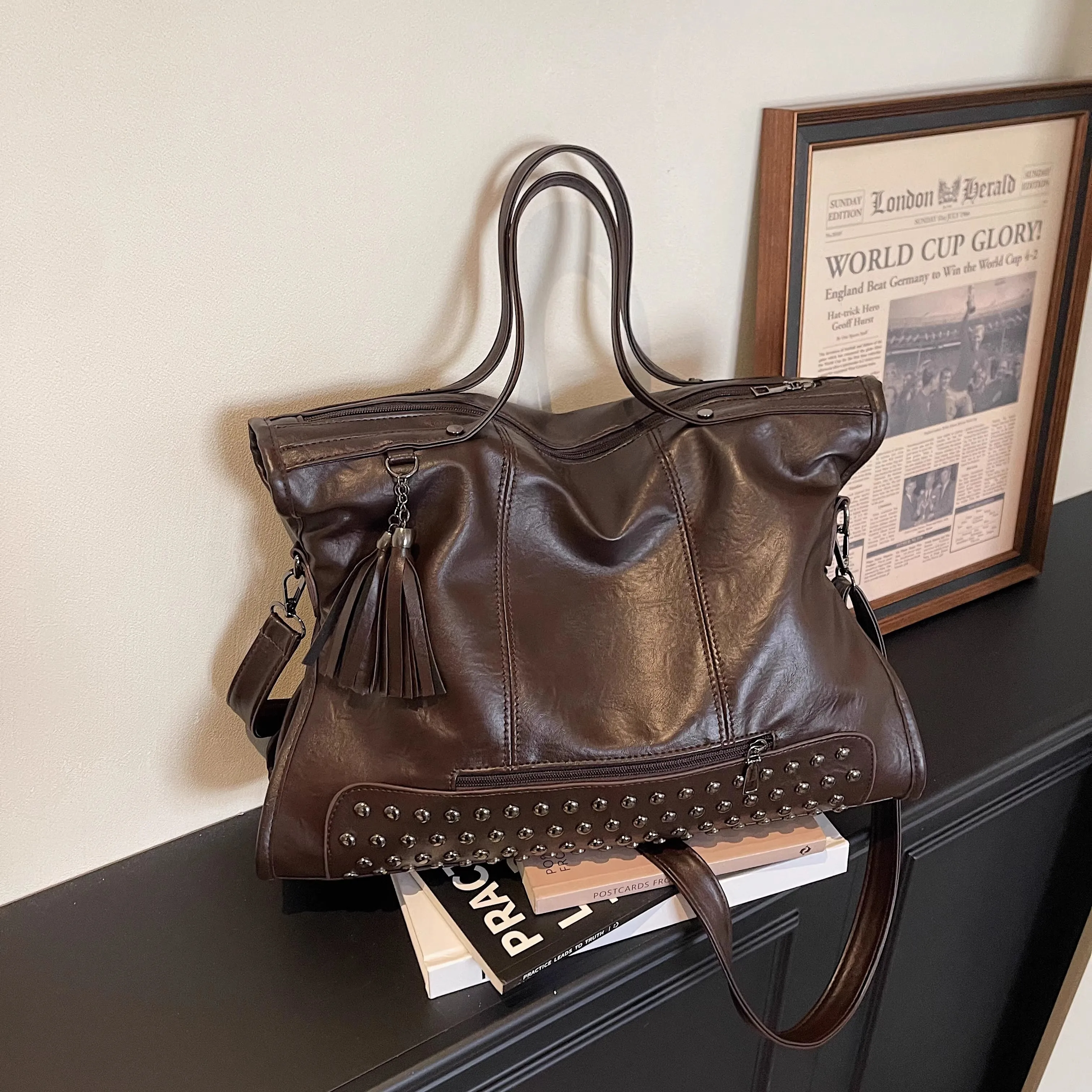 

Большие вместительные сумки-тоут Rivet для женщин, весна 2026, новинка, в американском стиле, для повседневного использования, модная сумка через плечо из искусственной кожи