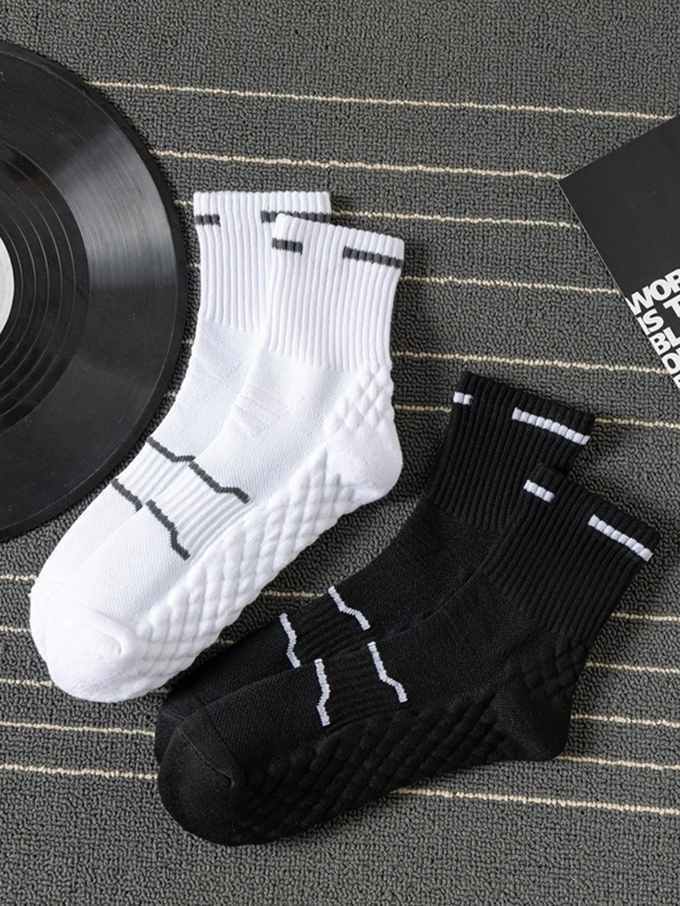 4Pairs Men's Winter Sports Socks Set Thick Warm Moisture-Wicking Solid Color Cotton Black White Business Socks for Men view 2