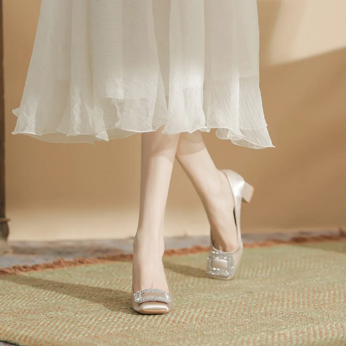 مقترن مع تنورة، يبدو مذهلاً. حذاء نسائي من جلد الغنم بكعب سميك من قوانغتشو بكعب عالٍ، حذاء حريري بلون سادة بمقدمة مربعة