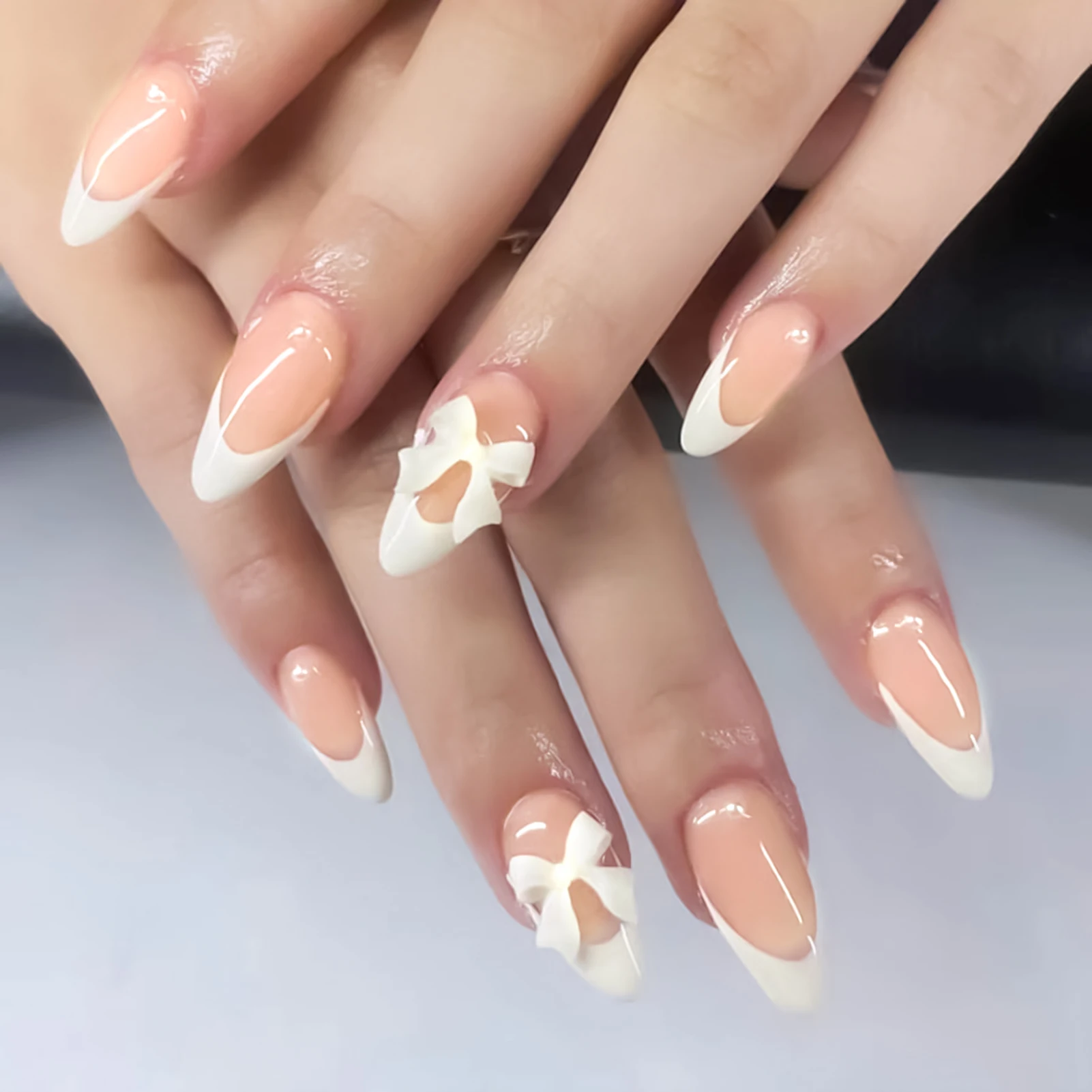 24 قطعة طويلة اللوز الأظافر وهمية عارية اللون يمكن ارتداؤها اضغط على الأظافر ثلاثية الأبعاد Bowknot تصاميم غطاء كامل عصا على الأظافر كاذبة للنساء