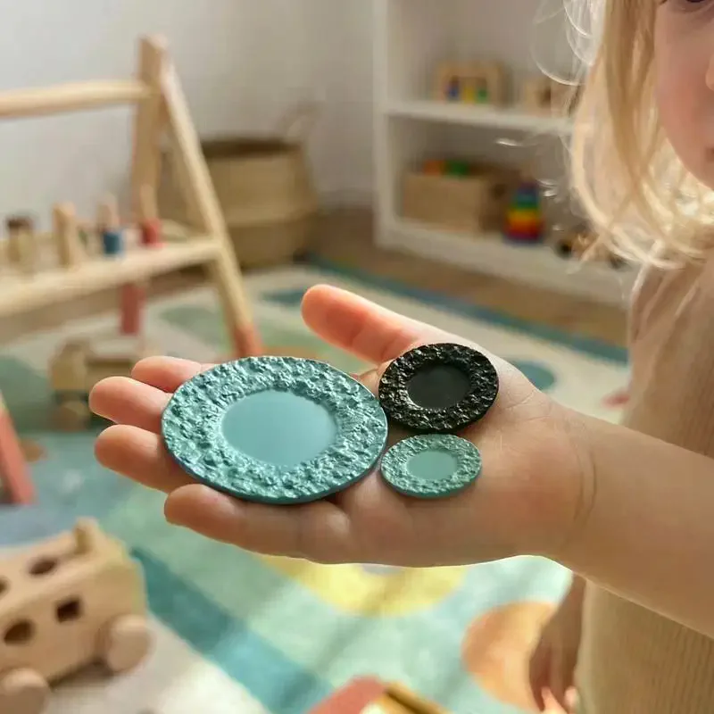 

Набор из 3 миниатюрных тарелок для кукольного домика: тарелки для стейка с каменным узором, круглые тарелки для ужина и десерта, декор для кухонной сцены, аксессуары для кукол