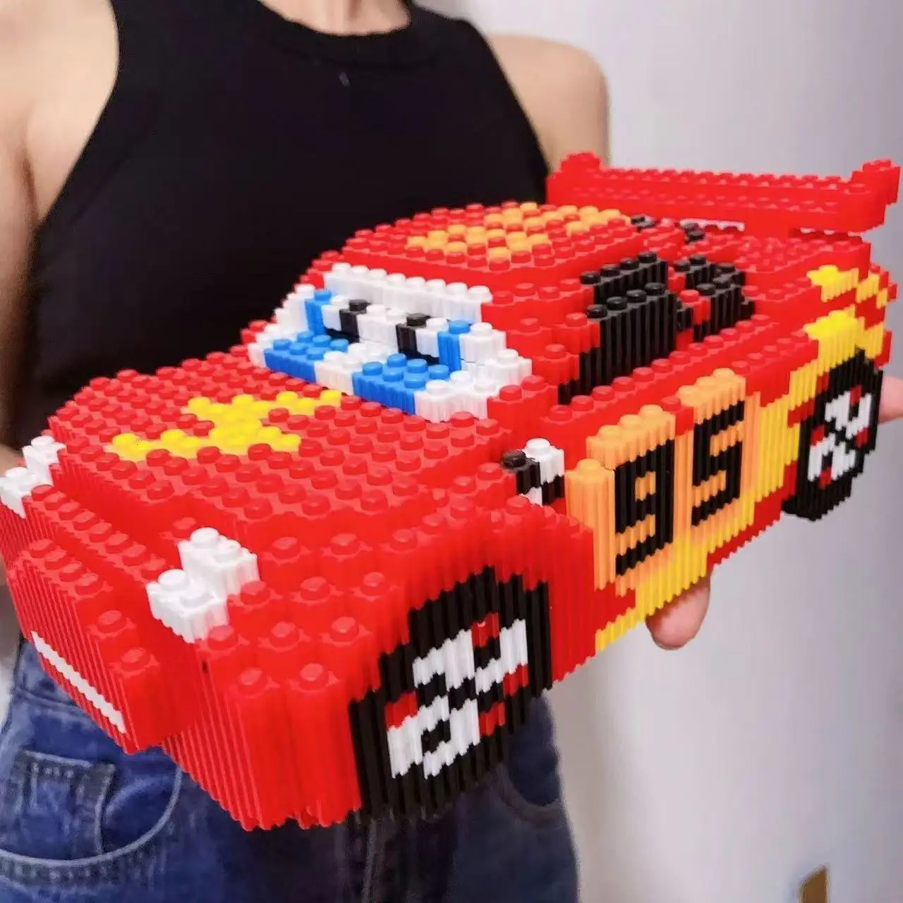 Juego de bloques de construcción de automóviles Lightning de 1025 piezas: perfecto para decoración de oficina, exhibición de sala de estar, regalos navideños, recompensas escolares y sorpresas de Nochebuena