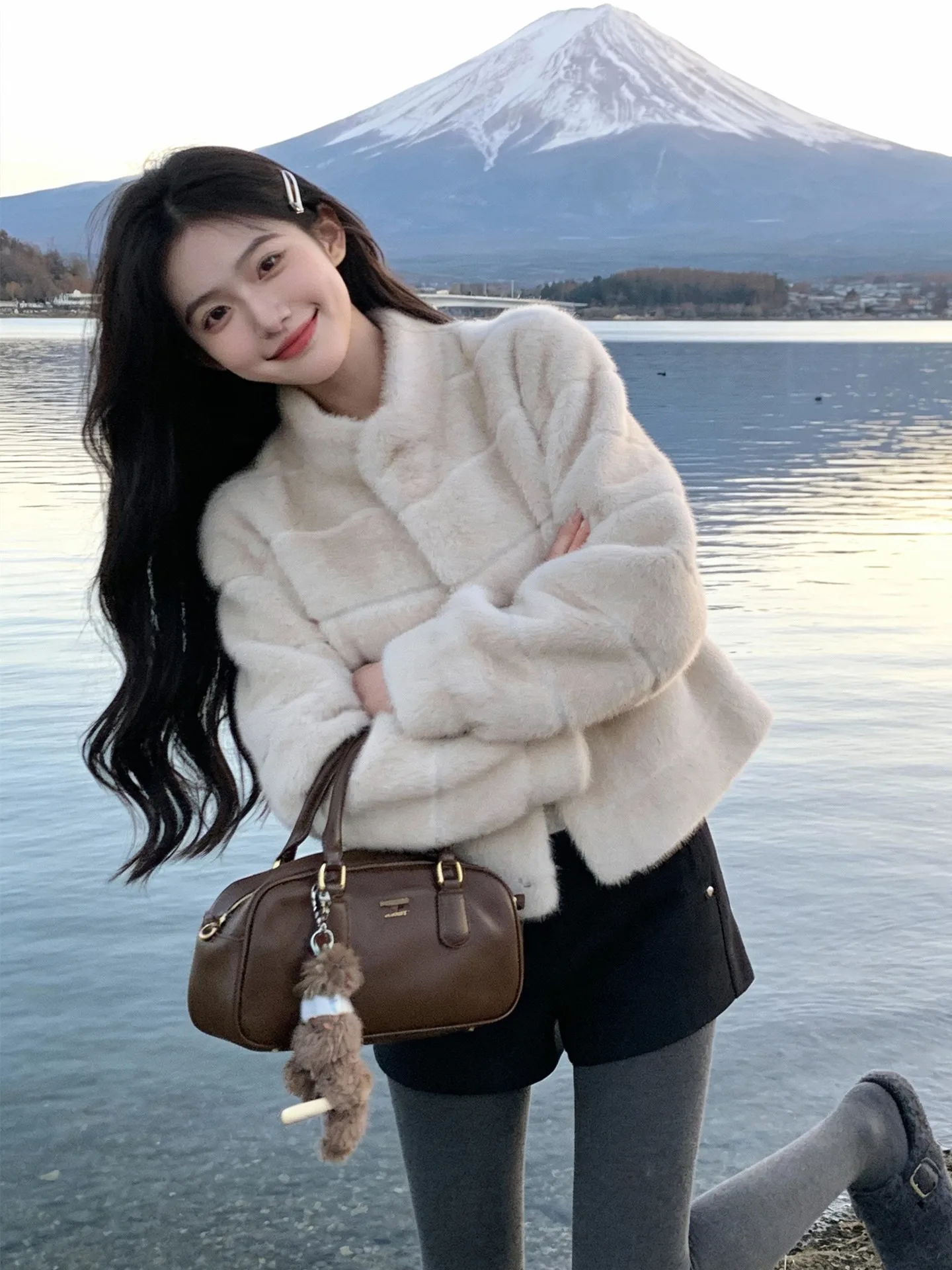 

Elegant White Small Fragrance Style Eco-Friendly Fur Coat Women's Short Size Cute Slimming Plush Outerwear Winter Fashion