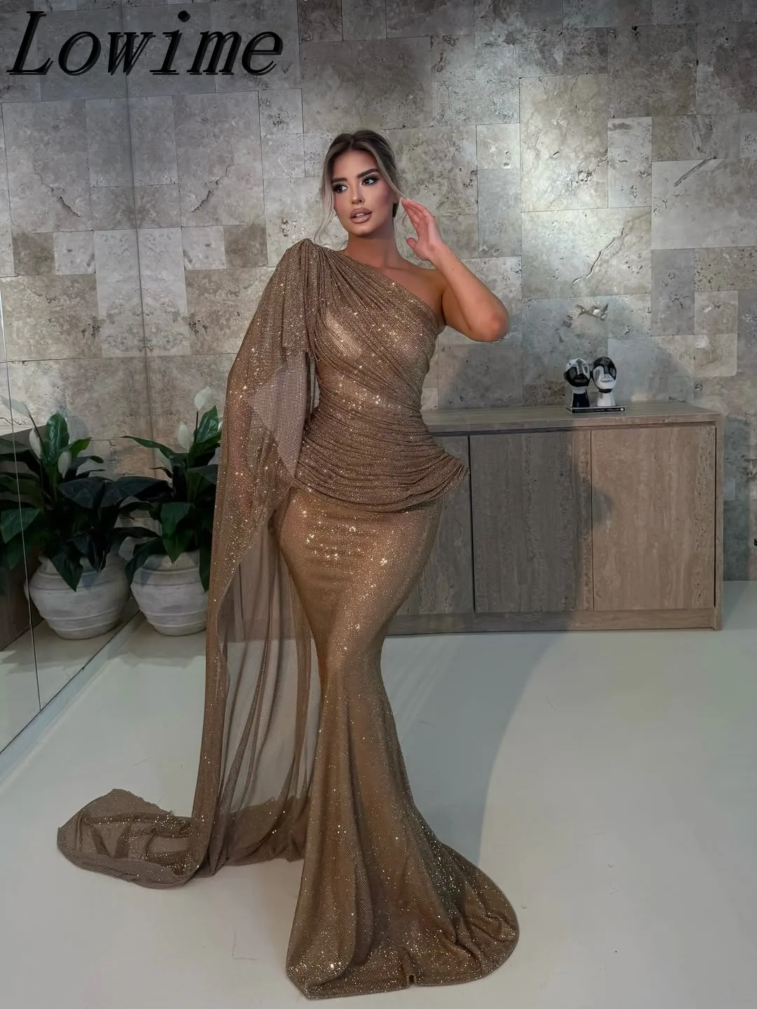 

Сексуальное коричневое платье для выпускного вечера, роскошное бальное платье на одно плечо с бисером и длинным рукавом, официальное сексуальное вечернее платье по индивидуальному заказу