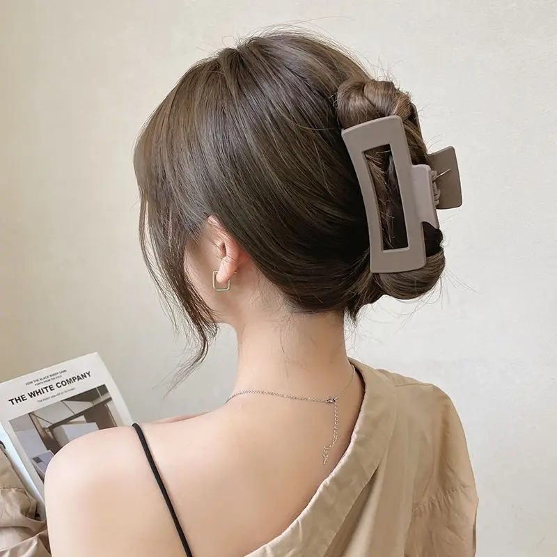 

New cute and fashionable autumn and winter new new plush hair clip high-end feeling women's clip high value shark clip wholesale