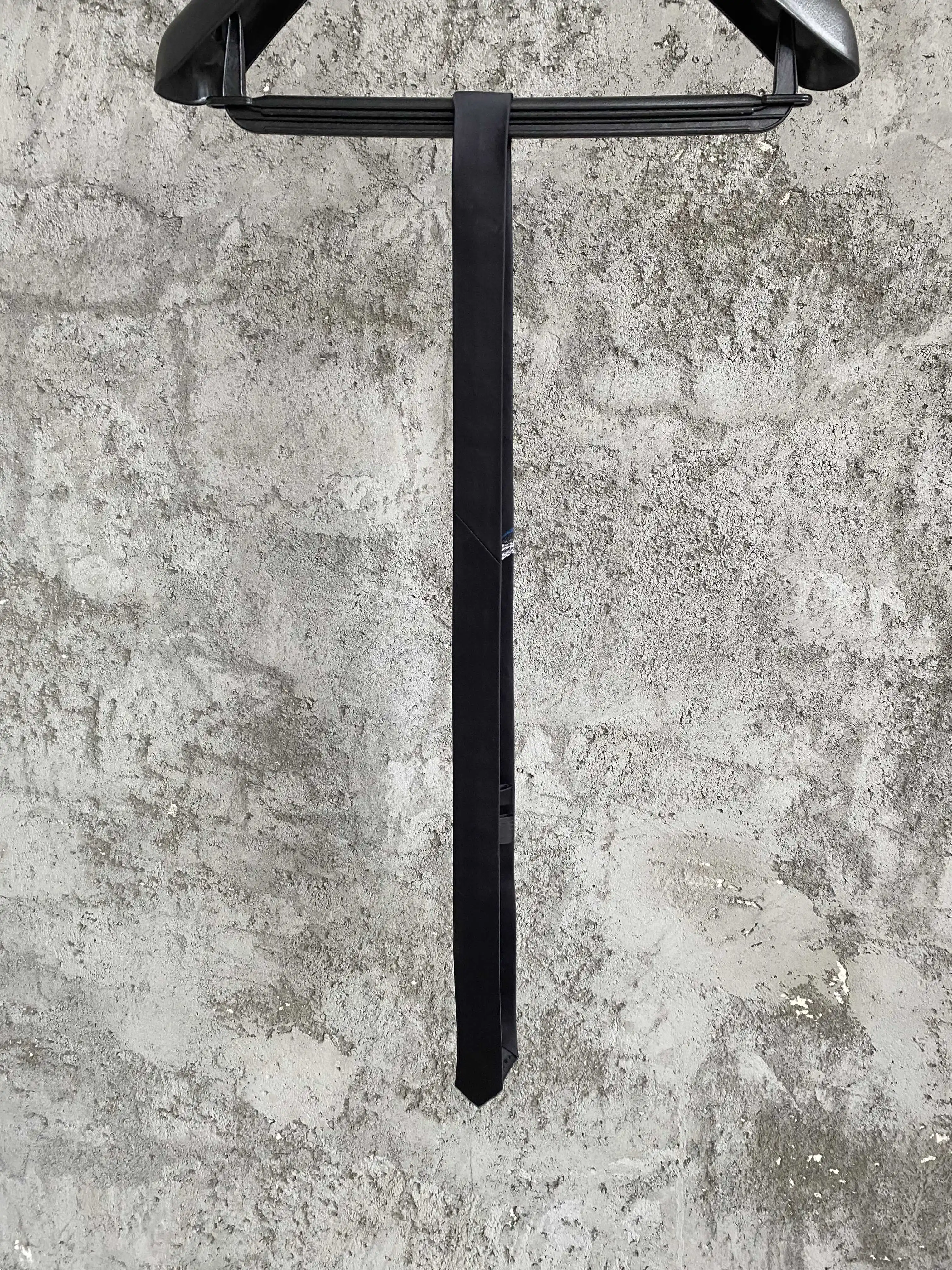 Original men's and women's woolen ties with swallow embroidery, an independent designer's original brand fashion show