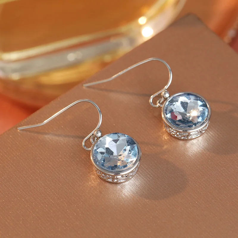 Exquisite Luxus-Ohrringe mit geschnitztem Sockel, versilbert, für Damen, mit synthetischem Zirkon, funkelnde Ohrringe, Vintage-Schmuck