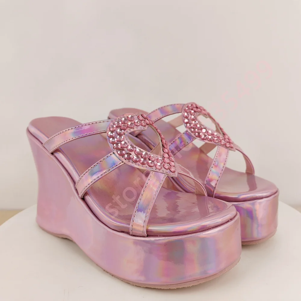 

Women's Holographic Pink Wedge Sandal 2026 Summer Rhinestone Heart Platform Mules Shiny Slip-On High Heels for Party and Catwalk