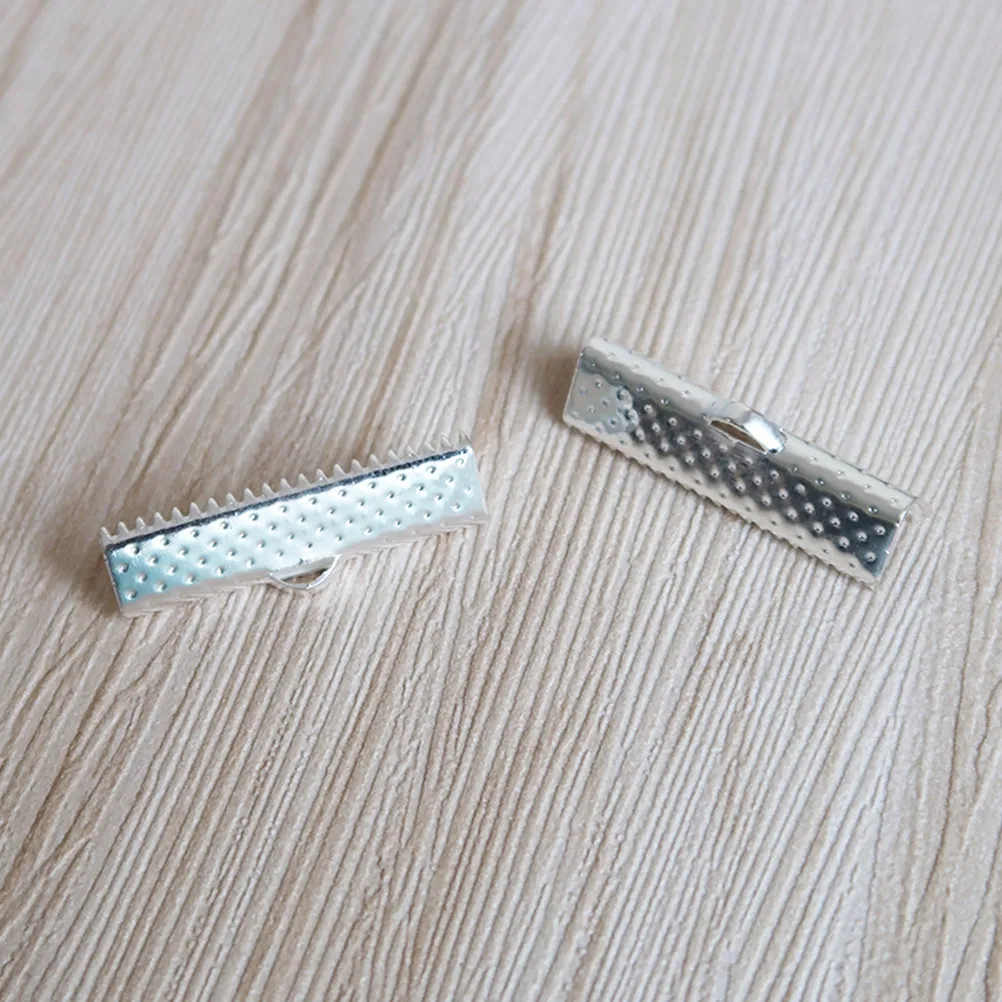 100 pièces de fermoirs texturés argentés de 1,6 cm pour cordons plats, rubans, lacets, marque-pages, artisanat et fabrication de bijoux
