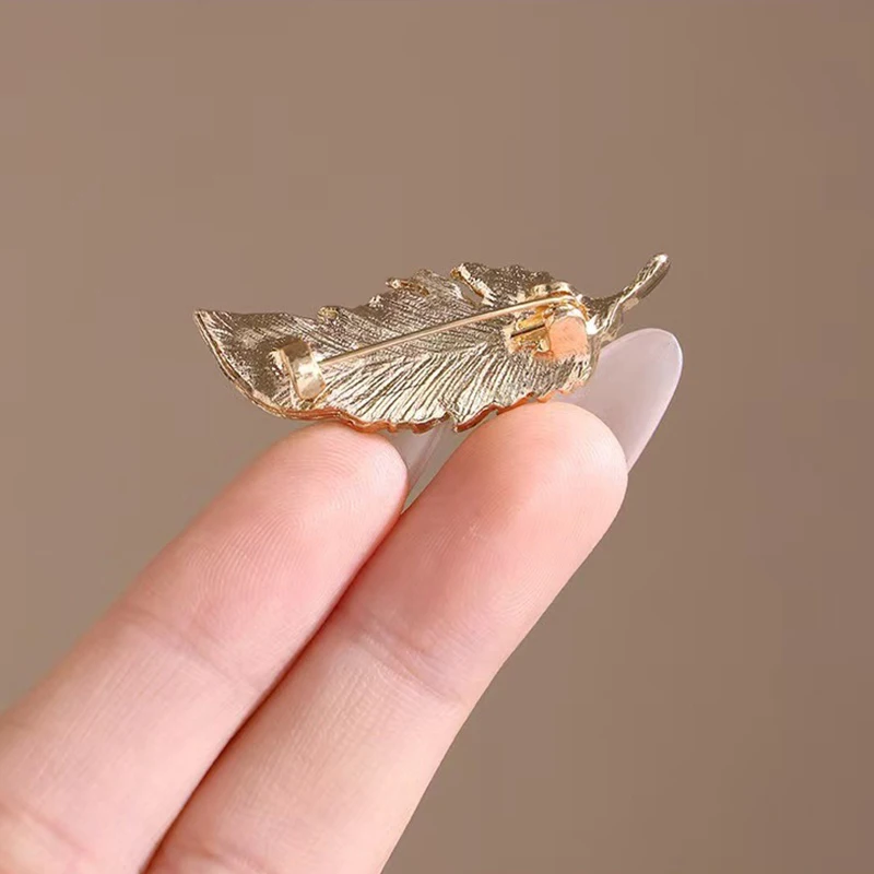 Light Luxury Style Full Diamond Feather Brooch Illuminates Elegant Luxury Dressing  Small Details And Exquisite Accessories