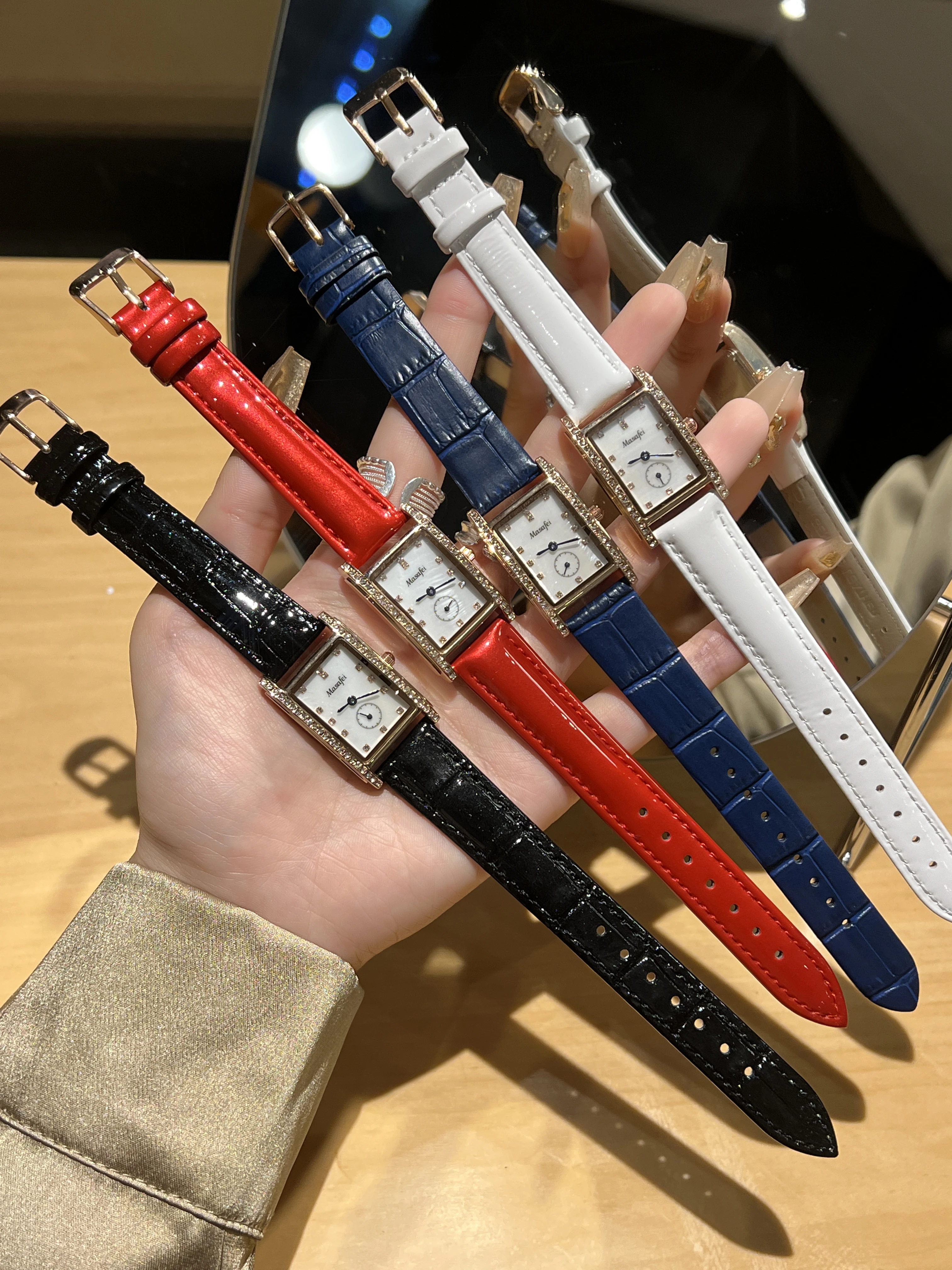 レザーバンドのレディースウォッチ用スクエアウォッチ