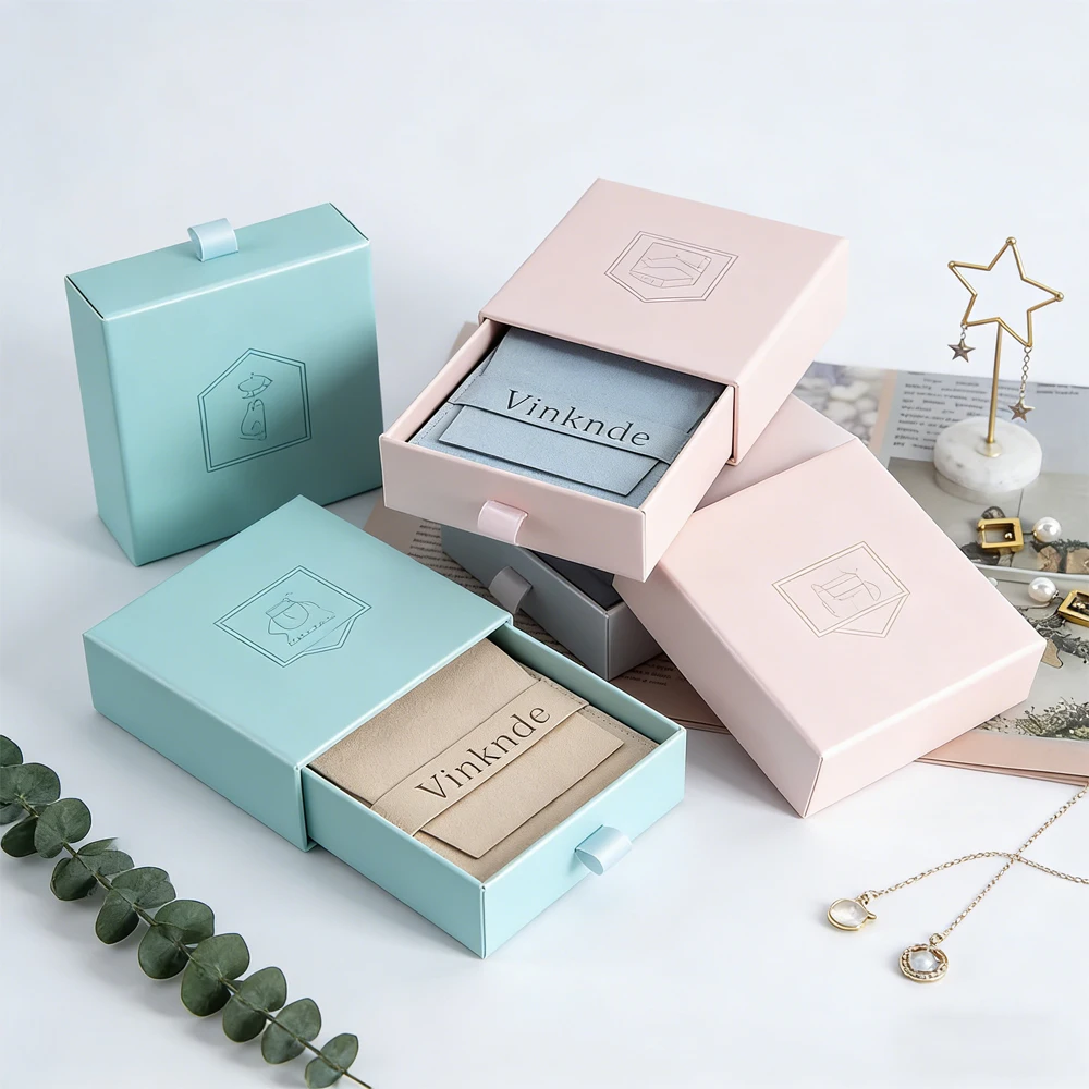 

Подарочная коробка-футляр 7x7x2.5см для ювелирных изделий: ожерелий, серег, колец, с откидной крышкой, из микрофибры и бархата