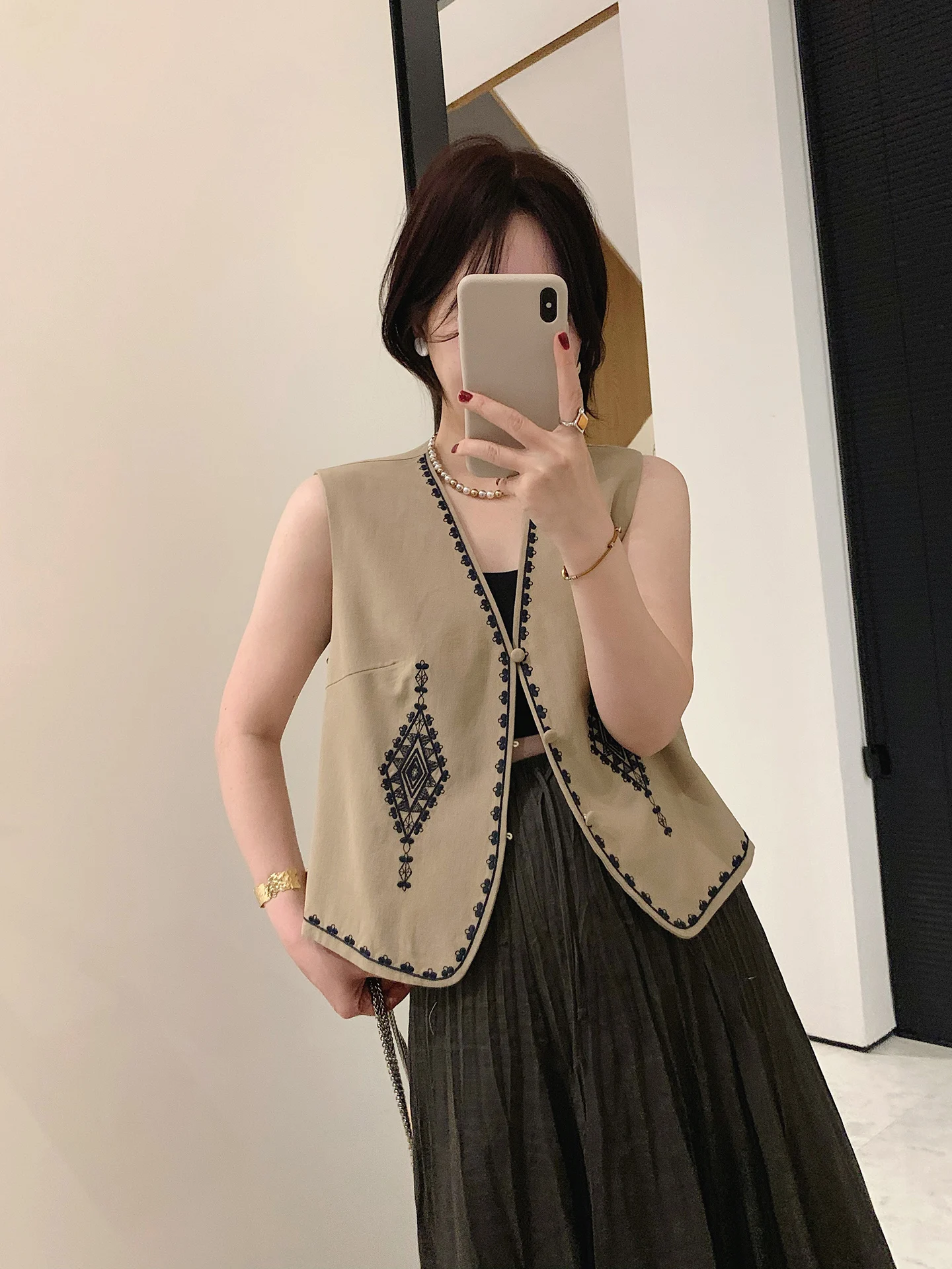 

High Quality Misslady Retro Geometric Embroidery Women's Sleeveless Vest Jacket Breathable Cotton Blend Loose Fit V-Neck