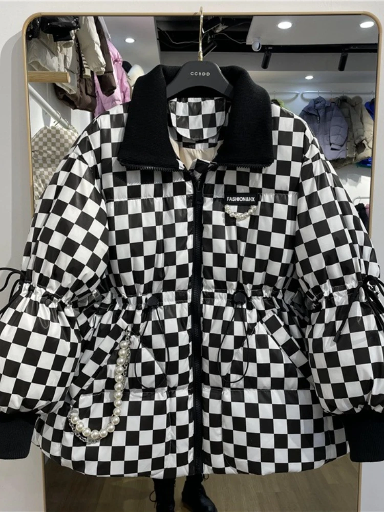 الشتاء منقوشة أسفل سترة 2025 جديد كبير التلبيب خياطة منتصف طول سترات المرأة موضة Y2k رشاقته فضفاض الأبيض بطة معطف منتفخ