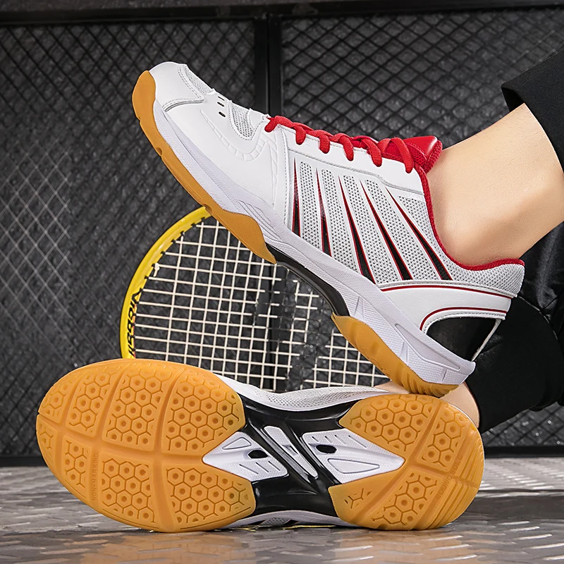 Sepatu kets olahraga tenis pria, sepatu Badminton profesional, sneaker berjalan Gym pasangan, sepatu voli pria, sepatu jala bernapas