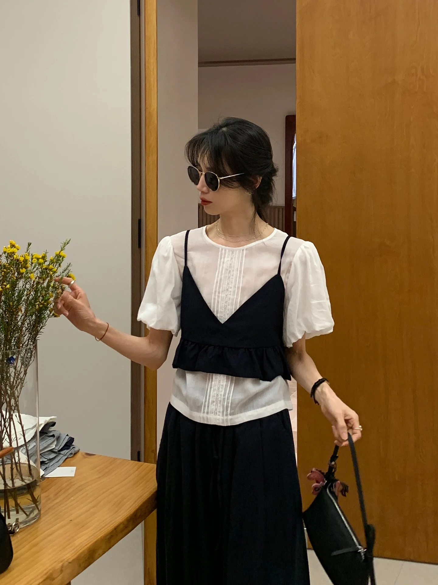 

Элегантный белый комплект из двух предметов: рубашка с рукавами-фонариками и топ с коротким рукавом и круглым вырезом, свободного кроя, новинка весеннего сезона для женщин.