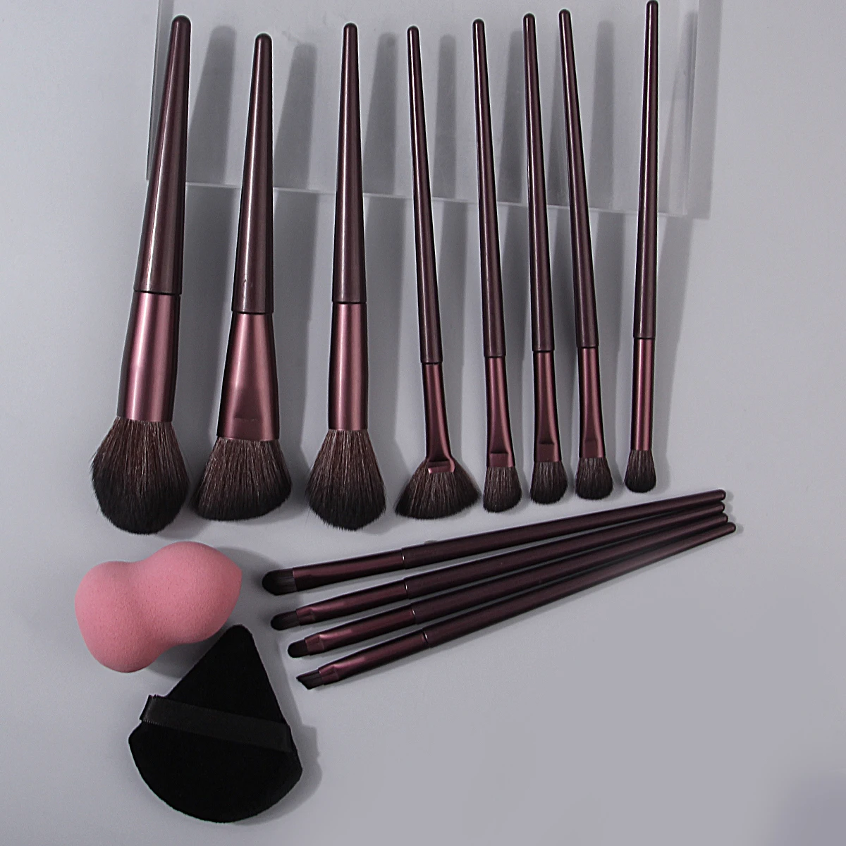 O conjunto de pincéis de maquiagem de alta qualidade de 14 unidades inclui um conjunto de pincéis de maquiagem multiuso e um sopro de pó de ovo de beleza sem entupimento