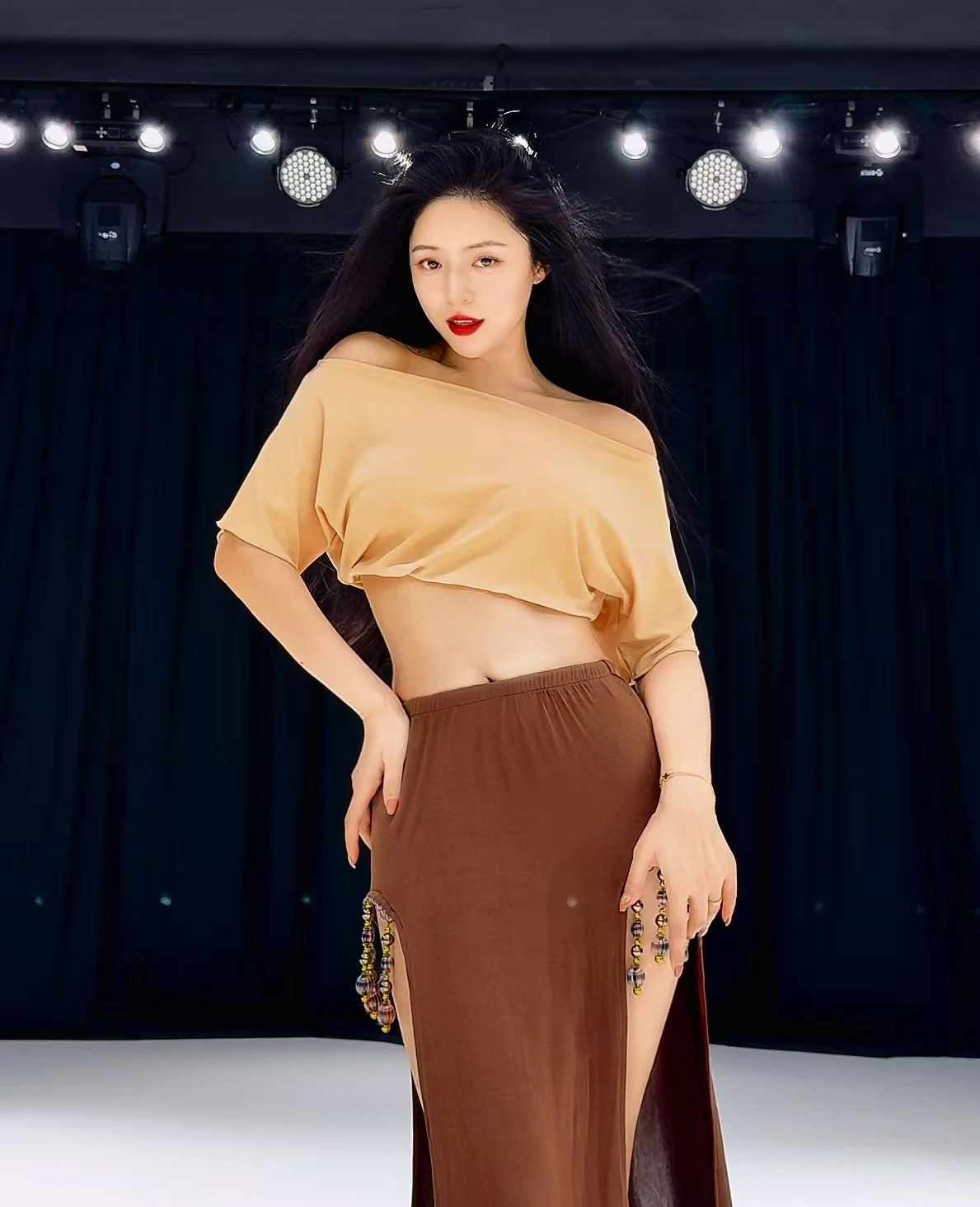 جديد زي الرقص الشرقي مجموعة للنساء فضفاضة مريحة أعلى + مثير سبليت تنورة طويلة 2 قطعة ملابس أداء الرقص الشرقي