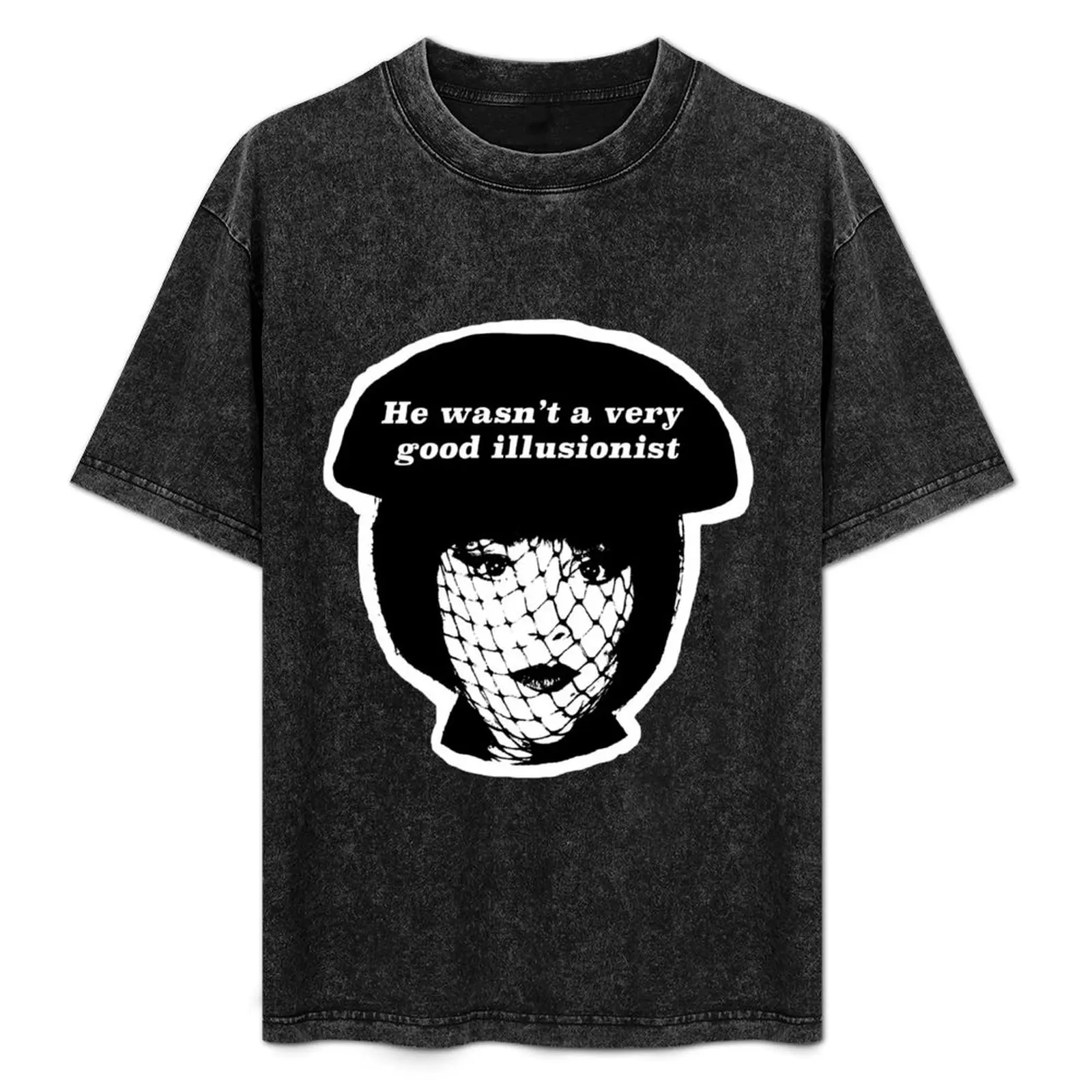 T-shirt Mrs. White - Clue - He Wasn't a Very Good Illusionist, haut basique à col rond et manches courtes