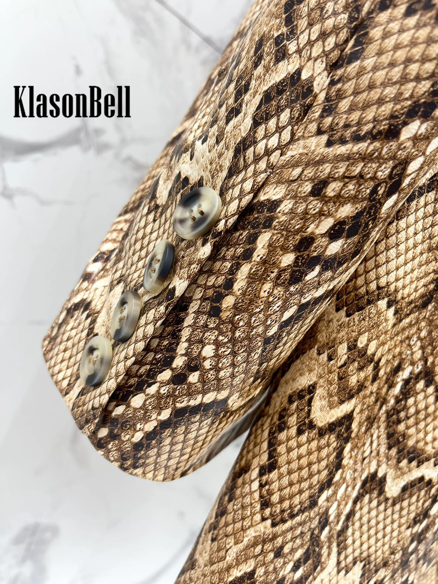 10.16 KlasonBell ملابس حريمي 2024 خريف شتاء جديد خمر Suakeskin نمط جلد الغنم خندق التلبيب طوق مزدوج معطف طويل