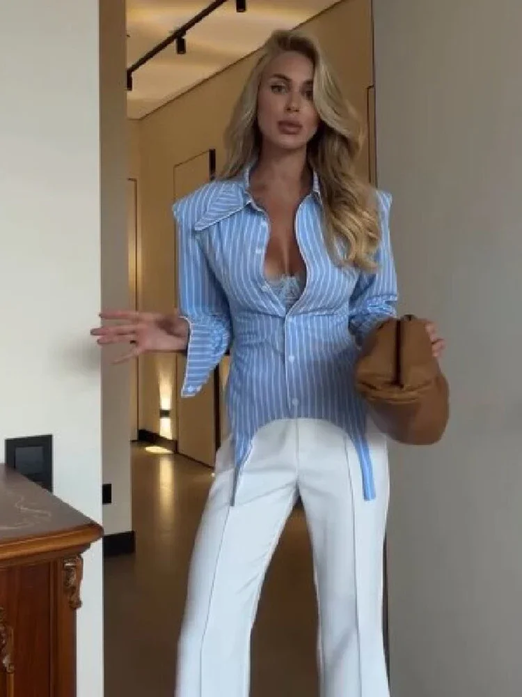 Modernes, trendiges gestreiftes Hemd, schickes, lässiges Oberteil mit Revers und Knöpfen für Pendlerinnen, stilvolle Frühlingskleidung für den Alltag, elegante Damen-Streetwear – Detail 8