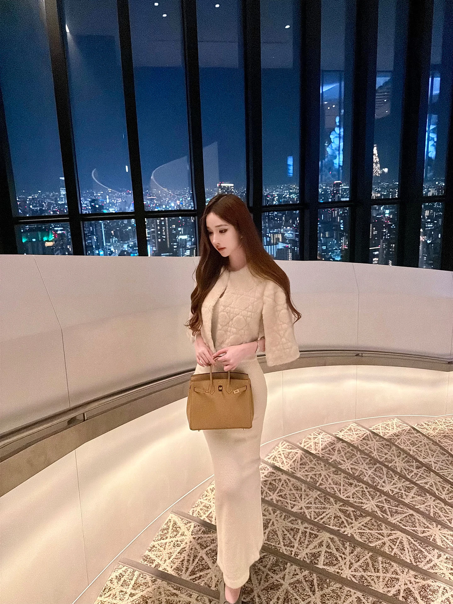 

Элегантное меховое пальто Vera Moon: Экологичное, роскошное, женское, прямого кроя, из полиэфирного волокна, теплое, с круглым вырезом, на пуговицах