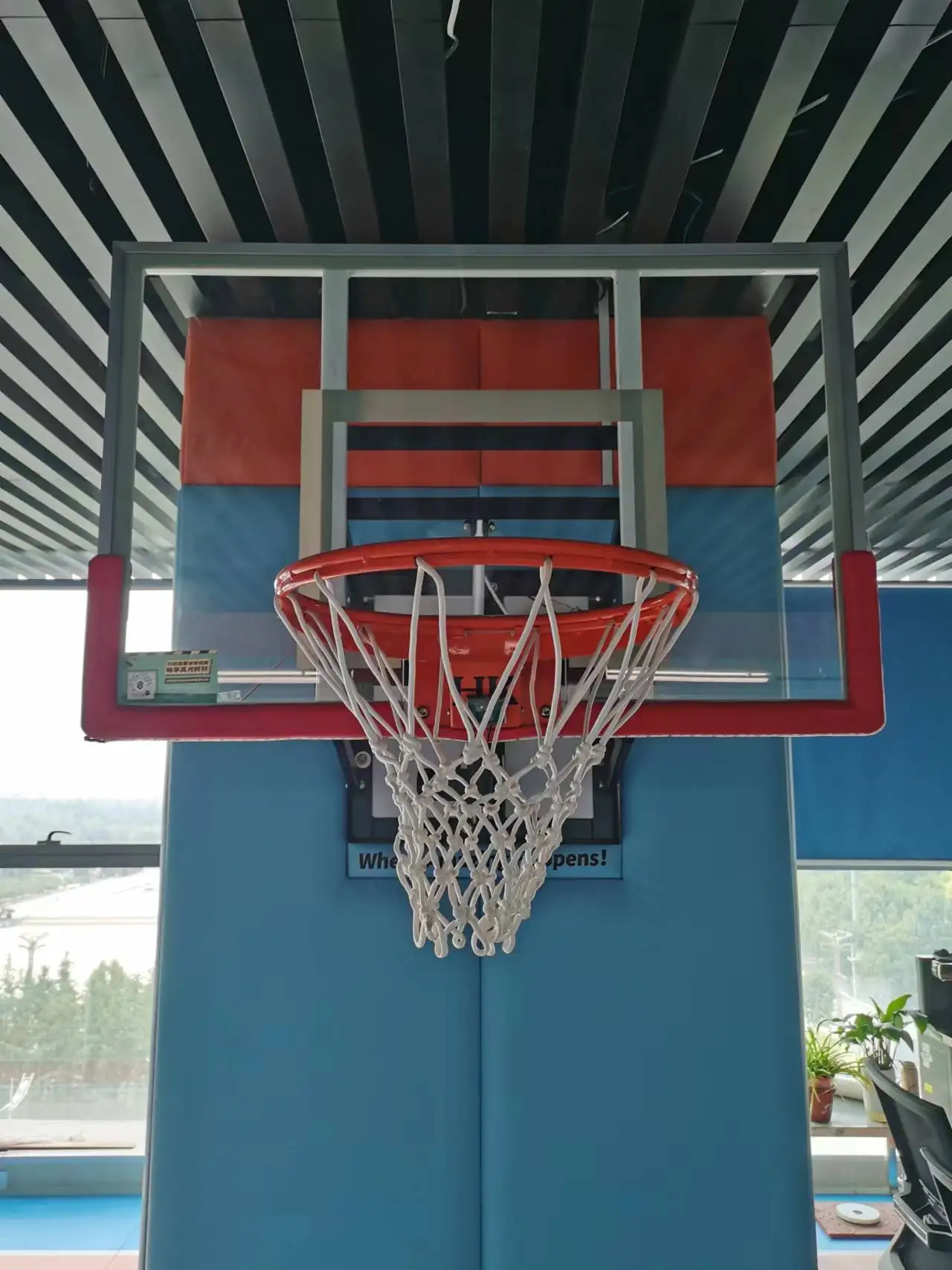 高品質屋内バスケットボールスタンド、電動高さ調整可能壁掛けバスケットボールスタンド（バスケットボールジム用）