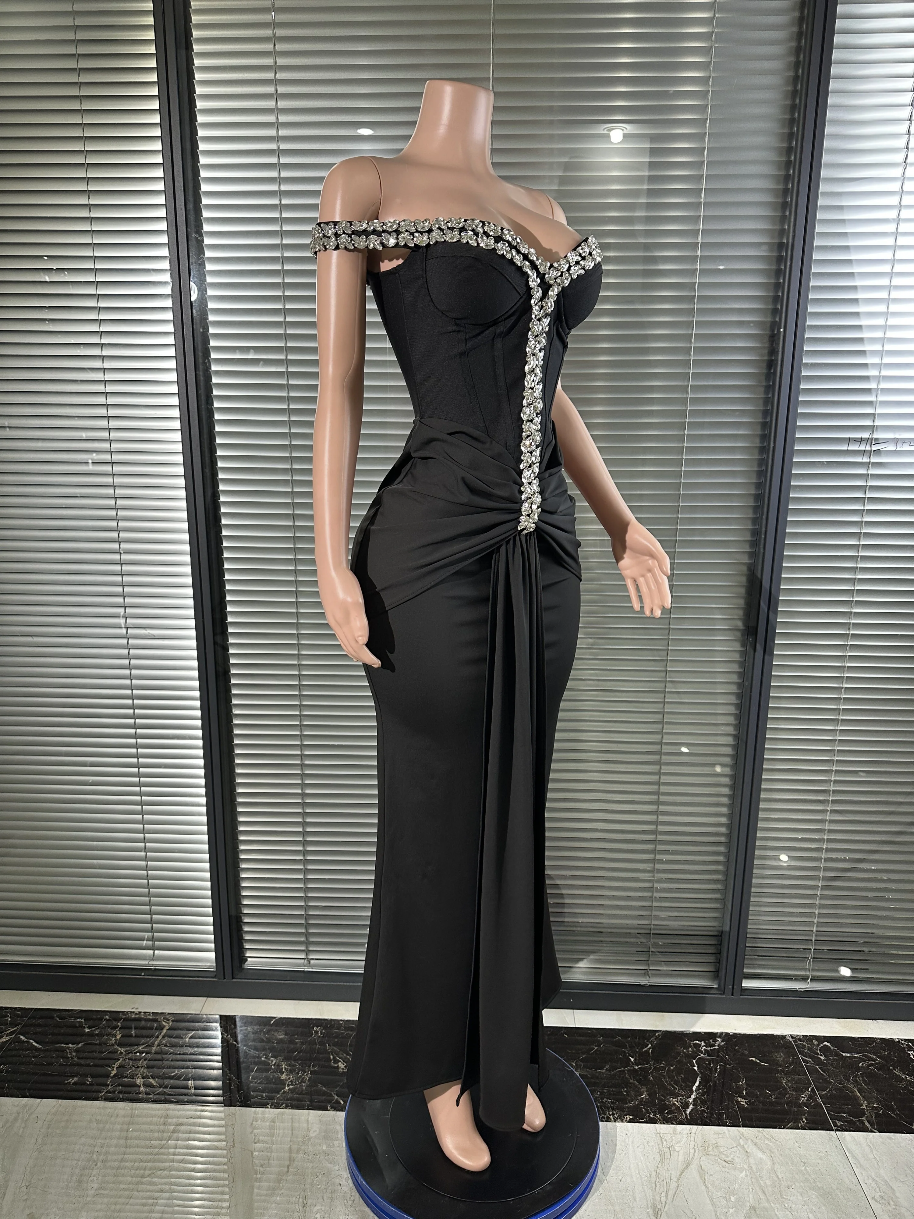 Raffinierte, maßgeschneiderte schulterfreie Abendkleider mit Diamanten, Meerjungfrau-Abschlussballkleid, sexy Hofschleppe, formelles Hochzeitskleid