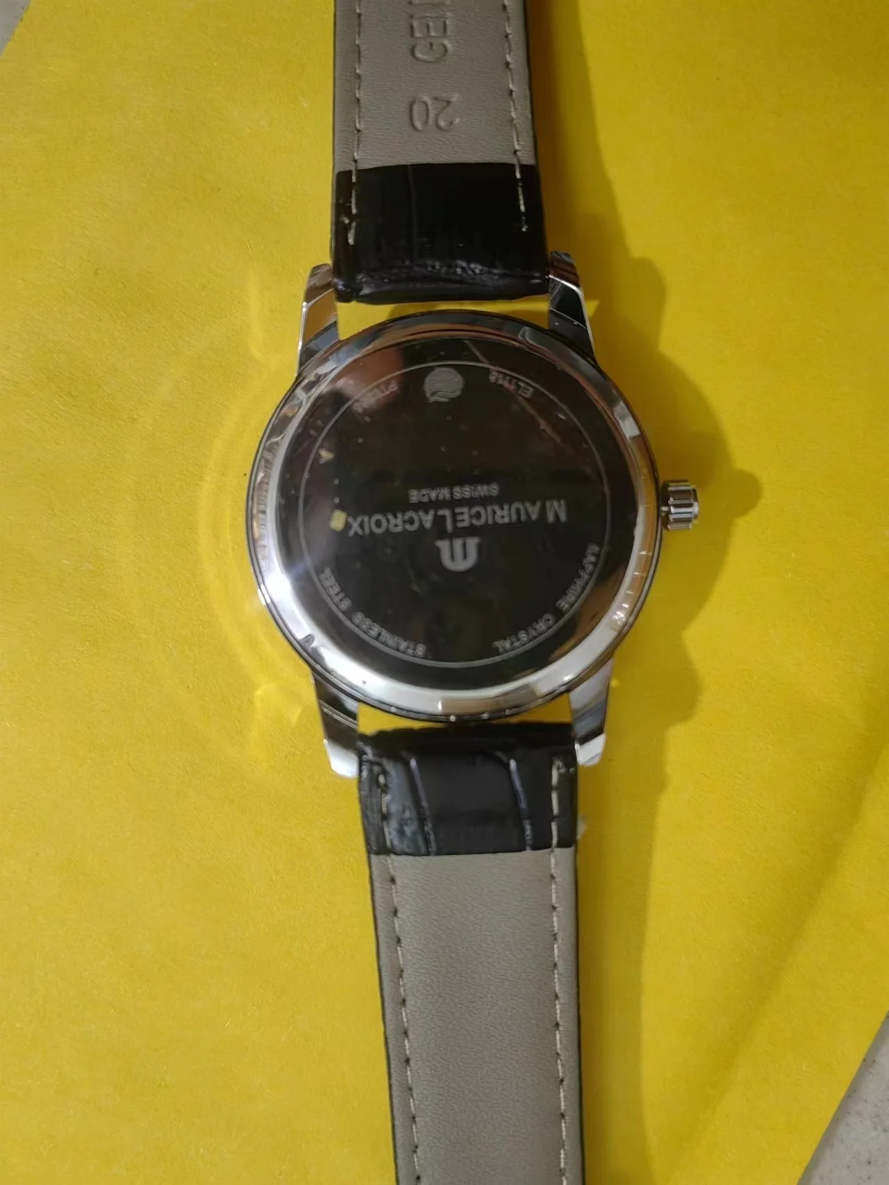 البيع بخسارة: بيع التخليص لساعات الكوارتز الرجالية البسيطة والستديرة وغير الرسمية بثلاثة أيدي وبناء من السبائك.