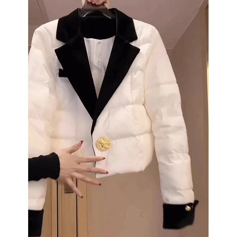 เสื้อแจ็คเก็ตฤดูหนาวผู้หญิงปี 2025 ปกบากสีขาว เสื้อโค้ทสั้นบุใยสังเคราะห์ สไตล์ลำลองสำหรับใส่ทำงาน หรูหรา สง่างาม ดูเป็นมืออาชีพ