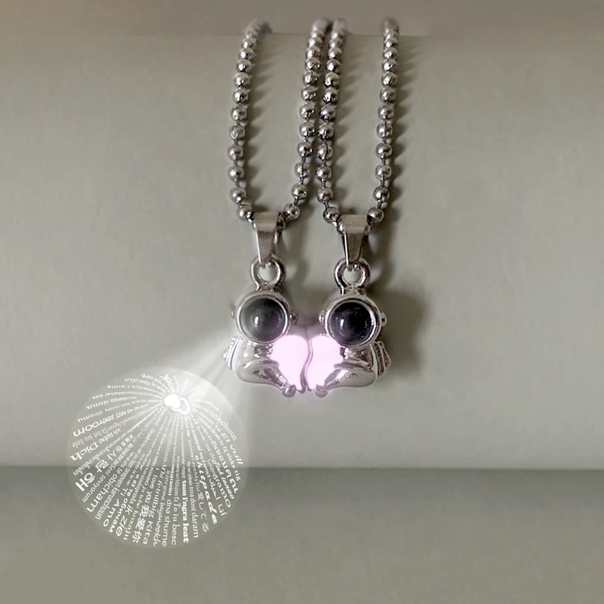 2 قطعة/مجموعة مضيئة المرقعة على شكل قلب لطيف رائد الفضاء الإسقاط زوجين قلادة 100 لغة قل أنني أحبك الموضة #1