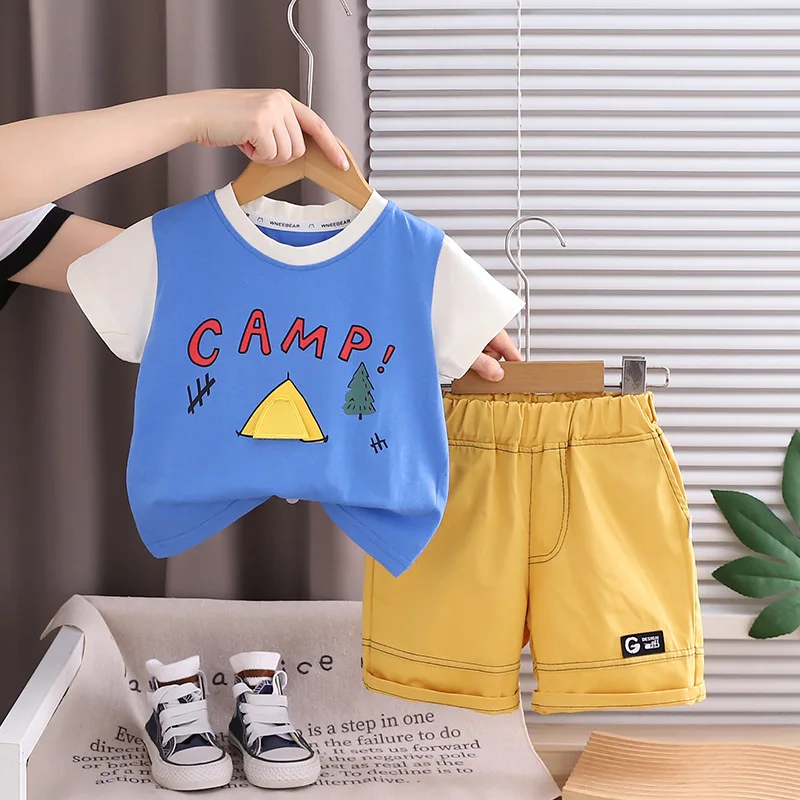 

Летний комплект для мальчиков 2026: футболка с цветными блоками в стиле кемпинга и хлопковые шорты (2 предмета), повседневная детская одежда для 1-5 лет