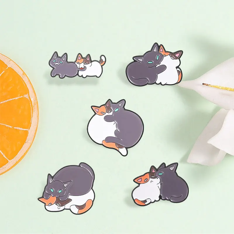 Fierce Cat Emaille-Anstecknadel: Katze beißt den Schwanz der Katze, Cartoon-Stil, niedliche kämpfende Katzen-Brosche, Reversnadel, Schmuck, Valentinstagsgeschenke – Detail 3