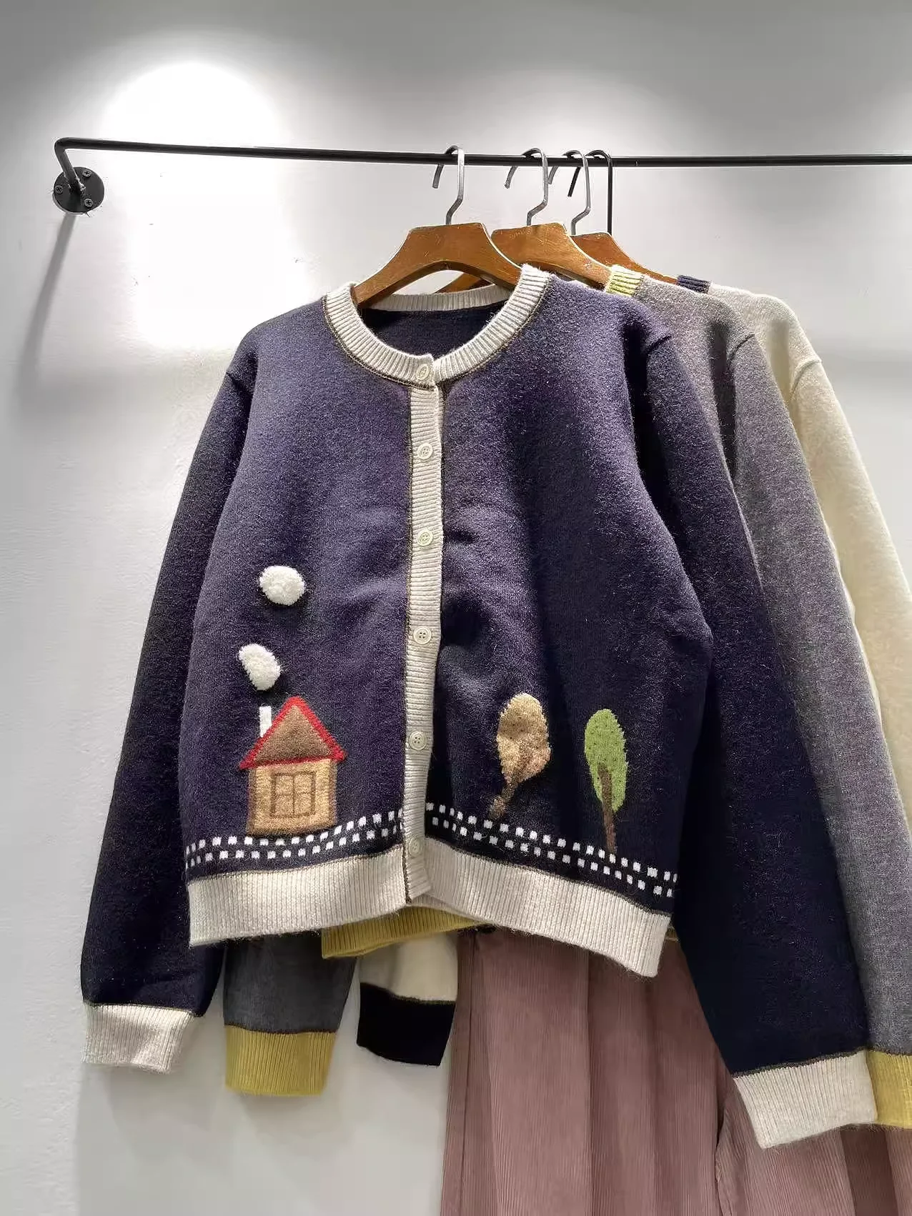 

Mori Girl закрывающая пряжу бежевый серый синий мультяшный дом свитер ручной работы с вышивкой кардиган для женщин толстая теплая вязаная верхняя одежда