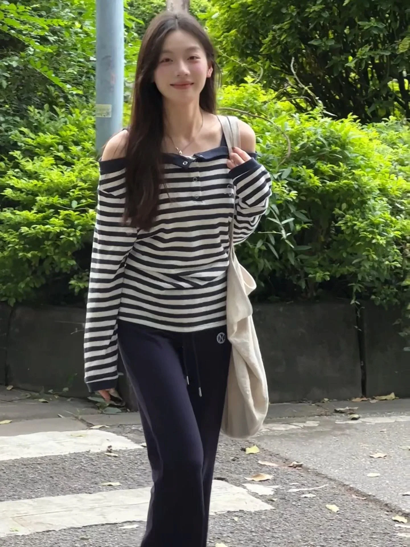 Luźna, długa koszulka w paski, damska, koreańska, z jednym ramieniem, bazowa koszulka, jesienny design, casualowa, wygodna bluzka.