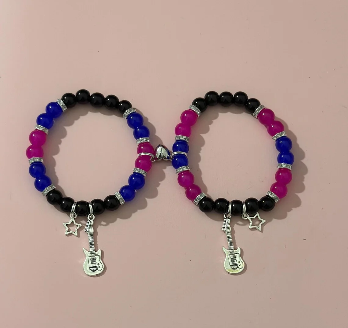 TV 소녀 팔찌 세트 영감을 받은 팔찌와 자석 하트 걸쇠