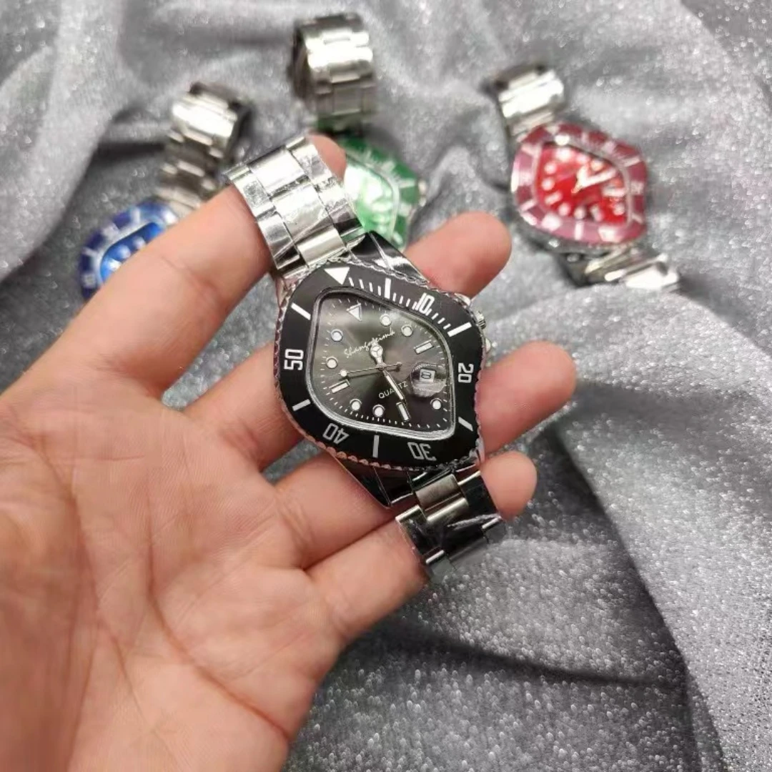 Montre à quartz à boîtier torsadé pour hommes et filles, horloge verte, original, à la mode, insolite, nouveau style, couple, 2023