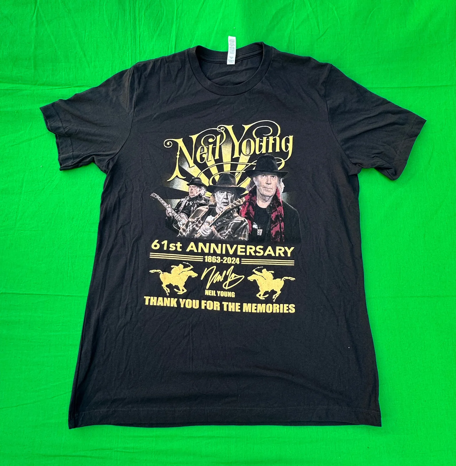 تي شيرت Neil Young Crazy Horse 2024 Love Earth Tour للذكرى السنوية الـ 61 مقاس 2XL.
