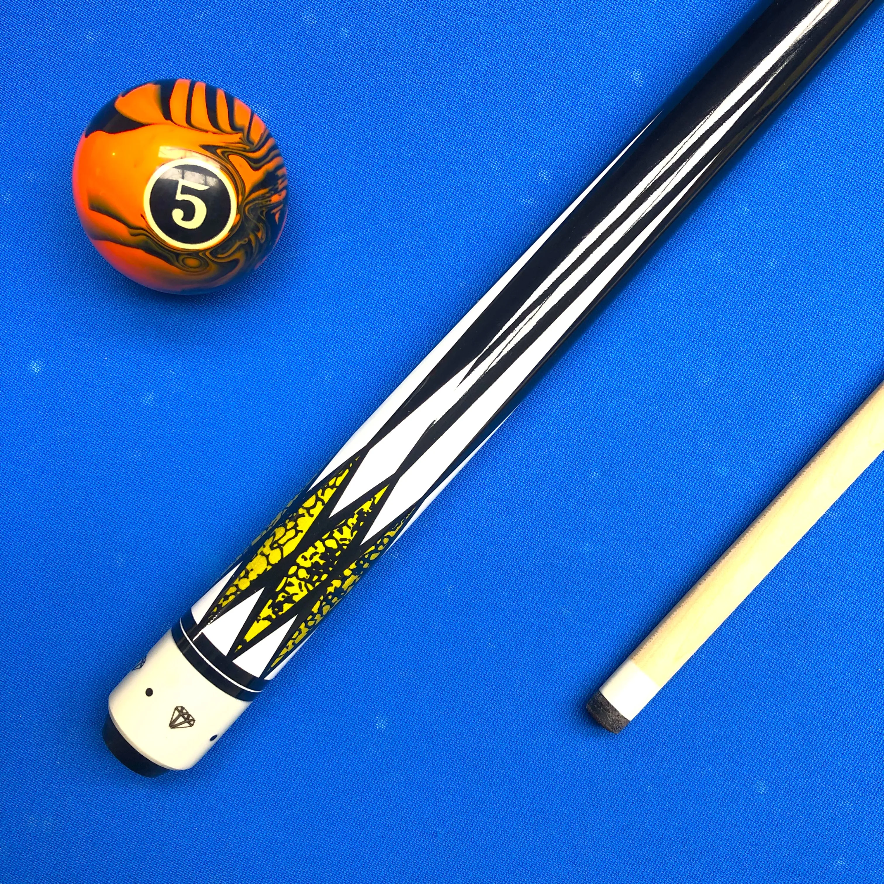 

12.5mm Tip Maple Pool Cue Stick with Rapid Release Joint Artistic Design 2-Piece Snooker Pool Playing Game Equipment