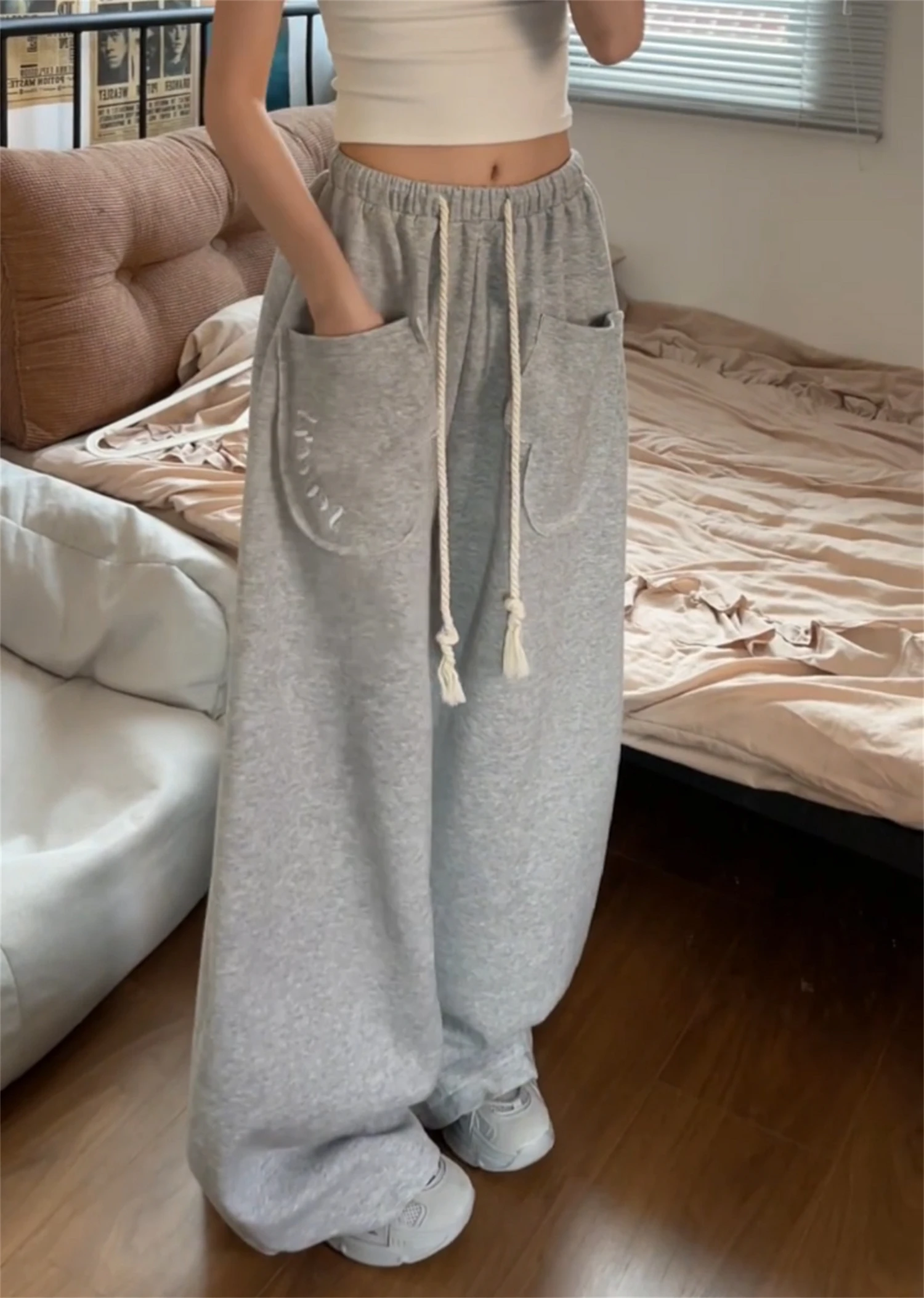 Women's Y2K Baggy Sweatpants with Rope Drawstring & Big Pockets Loose Wide Leg Trousers Casual Streetwear Fashion Pants