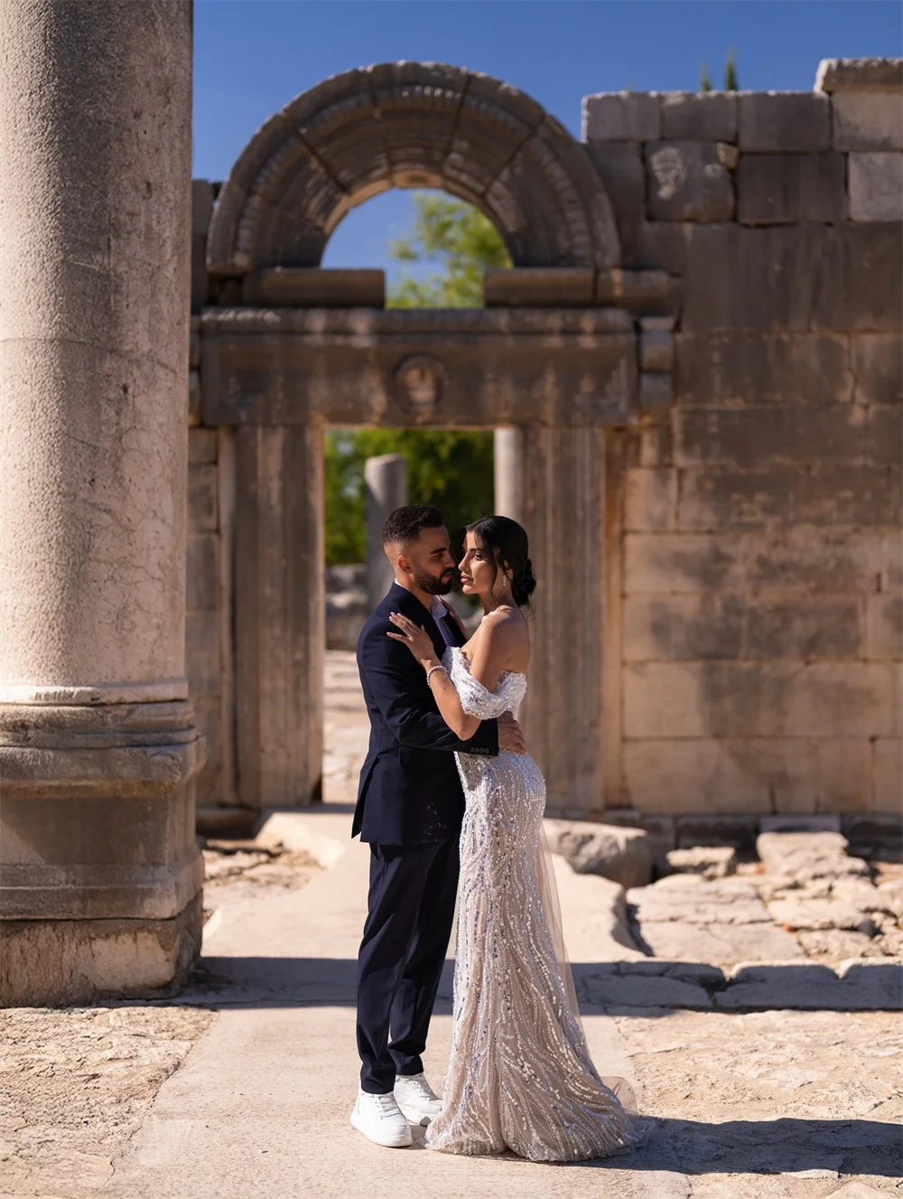 طوكيو مخصص الأبيض قبالة الكتف فساتين الزفاف بلا أكمام قطار المحكمة حورية البحر أثواب الزفاف الجانب عالية سبليت فساتين الزفاف