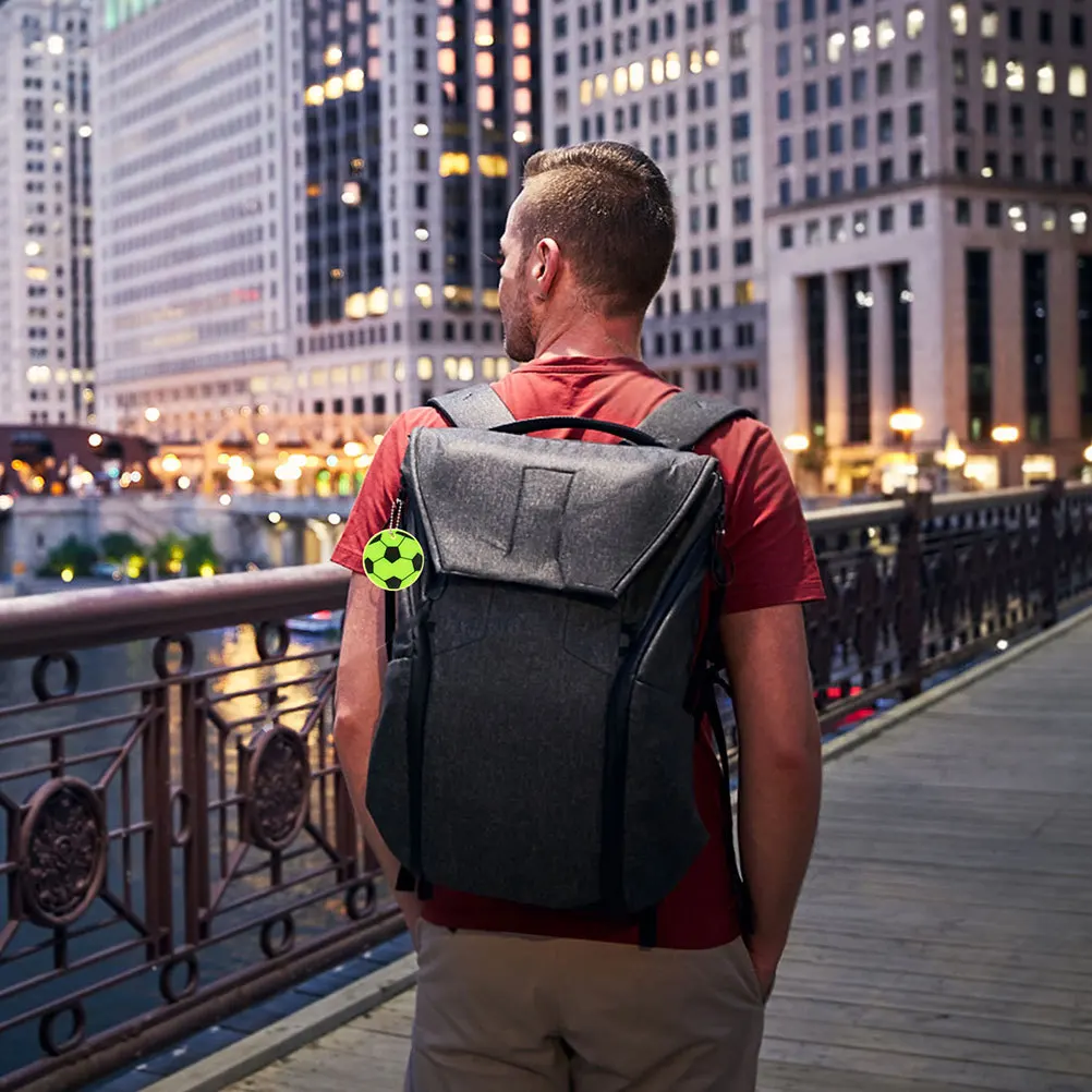 20 pçs futebol reflexivo chaveiro pingente design de futebol mochila ornamento para estudantes de segurança ao ar livre refletores em miniatura tote