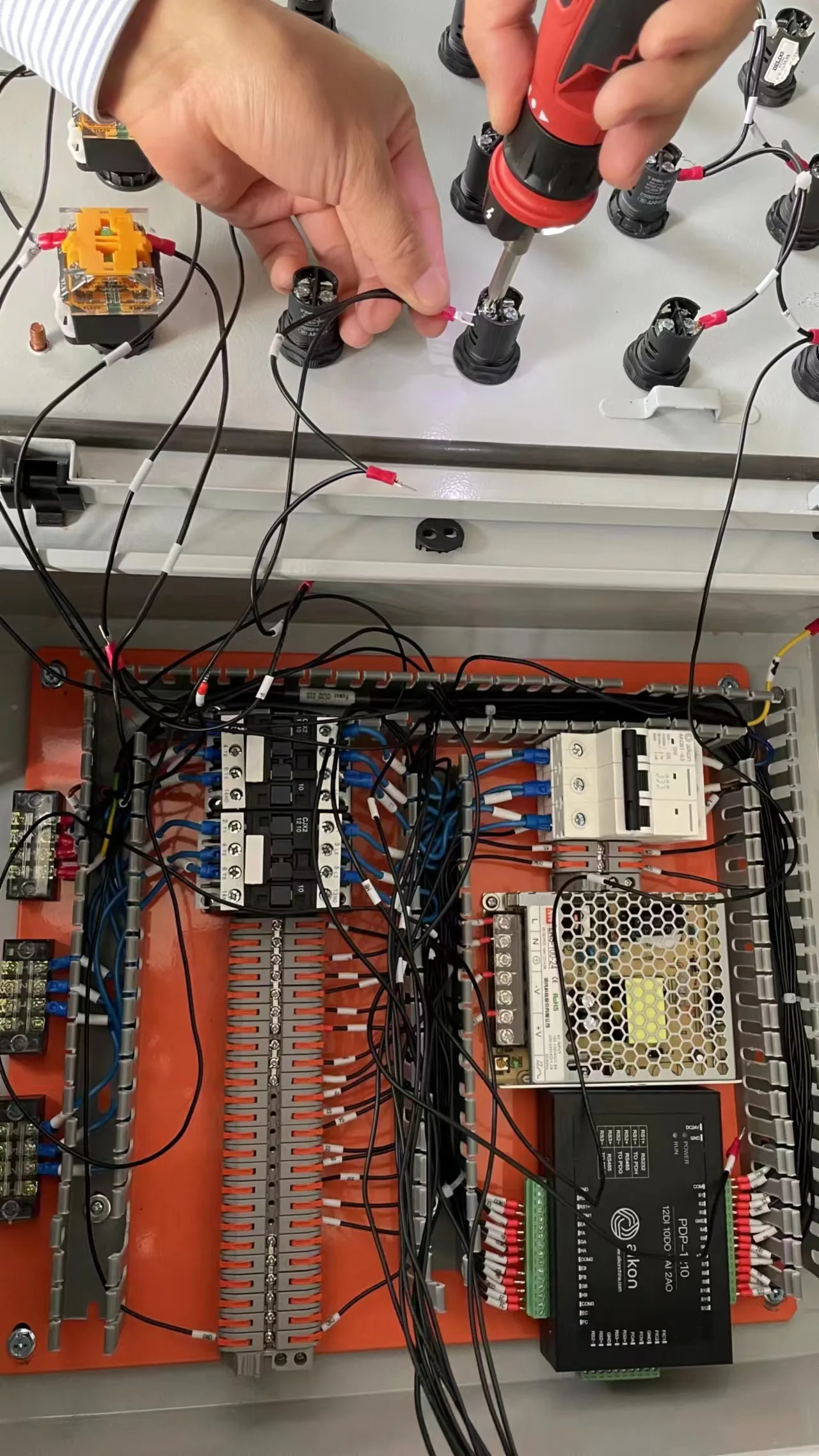 Panel controlador de bomba de agua TLF Motor Lw516 interruptor de cambio de CC con Panel de Control Hmi Plc eléctrico Aikon
