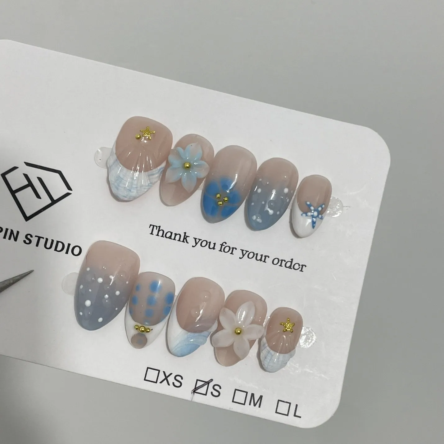 10枚入り ハンドメイド プレスオンネイル フレンチ ショートアーモンド フェイクネイル 取り外し可能 着用可能 スイート クール つけ爪 3D彫刻花びら付き